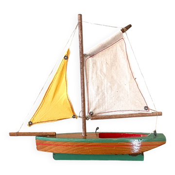 Barque voilier de bassin coque 1/2 creuse de la marque Giraud Sauveur