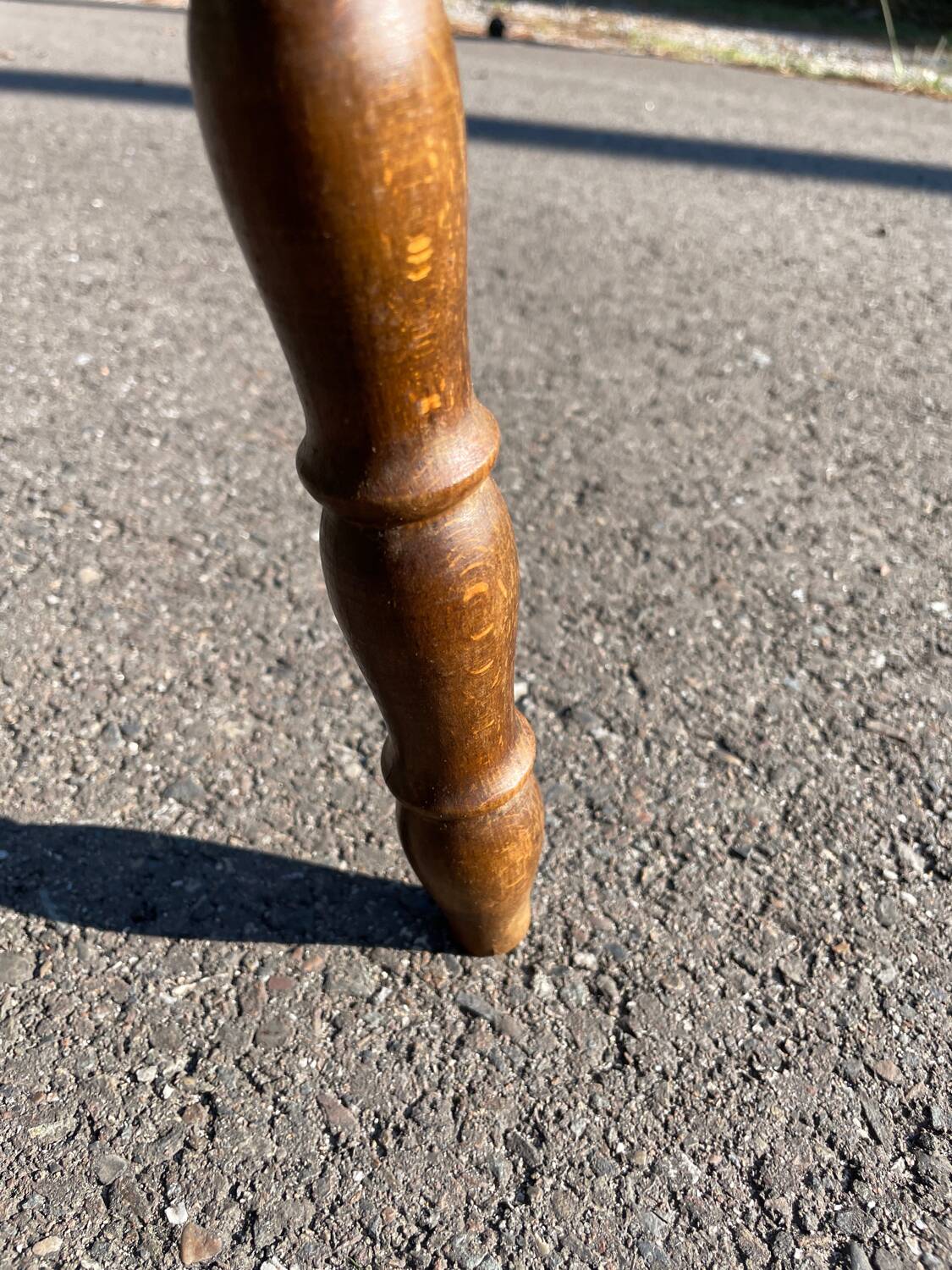 Tabouret tripode en bois tourné