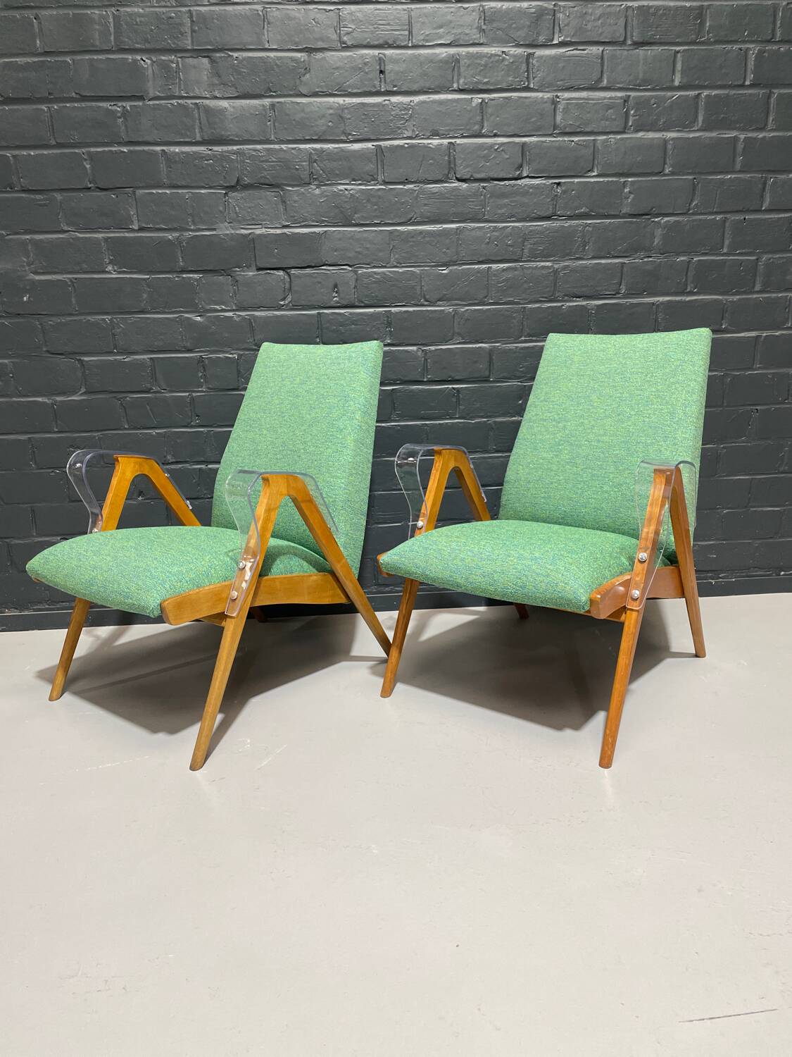 Paire de fauteuils par Tatra Nabytok