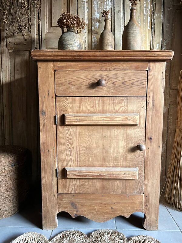 Confiturier , meuble d’appoint