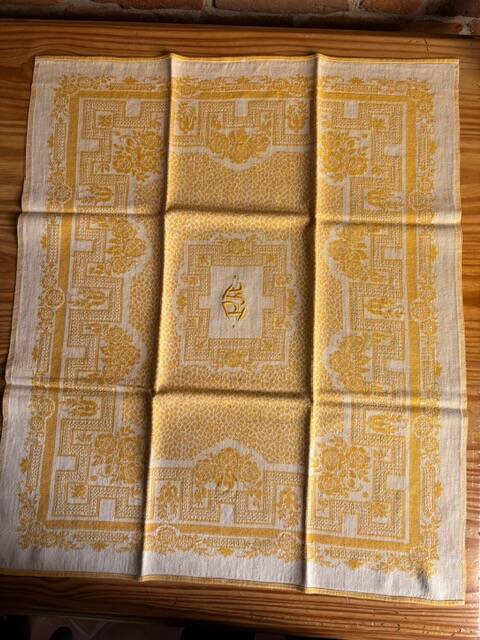 8 vintage napkins
