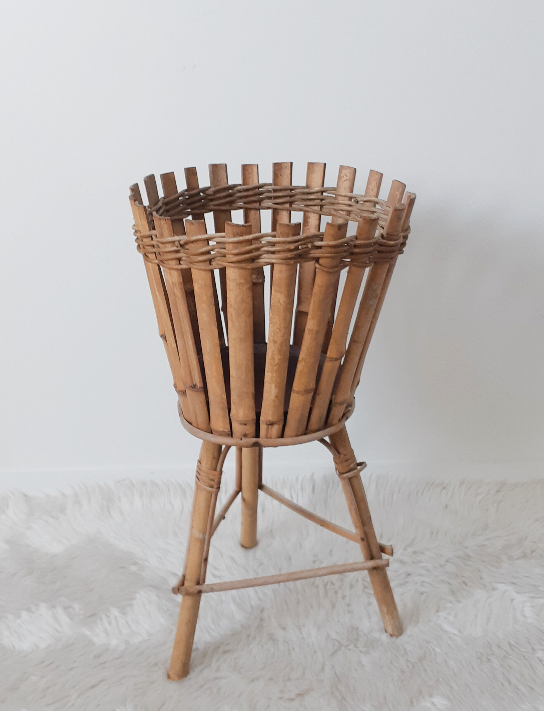Rattan plant holder
