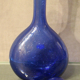 Bouteille flacon en verre teinté bleu signé Biot