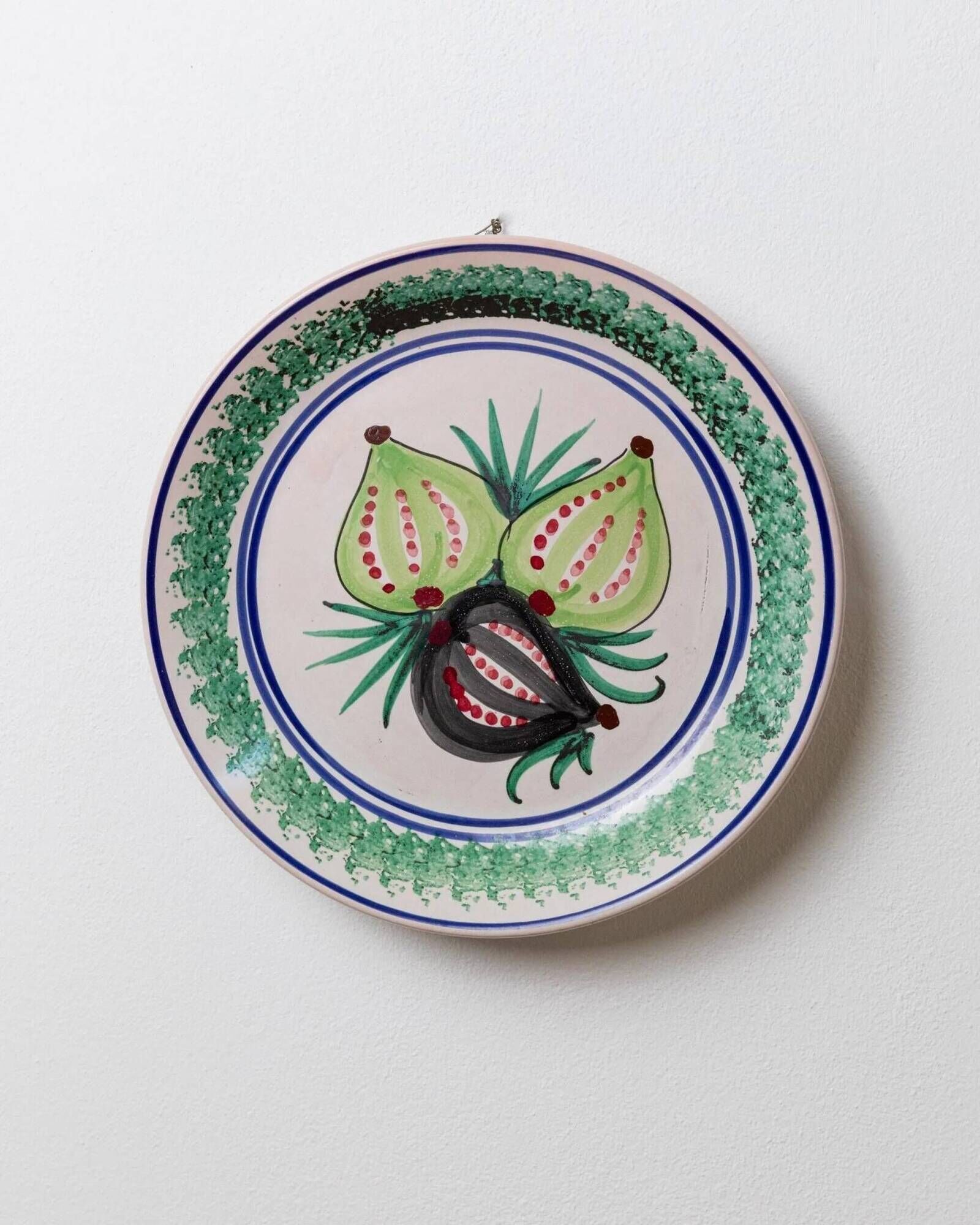 XXL vintage wall or collector's plate in ceramic - hand-painted fruit pattern, 3 figs - Sicily, Italy, 1960s - retro decoration, elegant gift idea