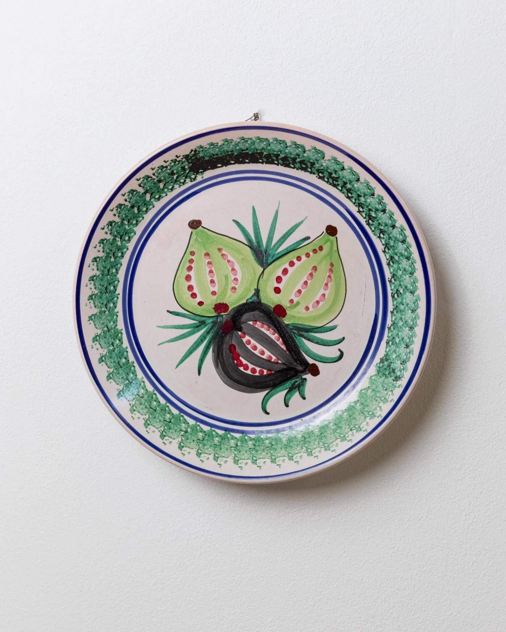 XXL vintage wall or collector's plate in ceramic - hand-painted fruit pattern, 3 figs - Sicily, Italy, 1960s - retro decoration, elegant gift idea