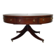Table basse / table tambour victorienne « Heldense » en acajou avec plateau en cuir sur roulettes en laiton. Années 1980