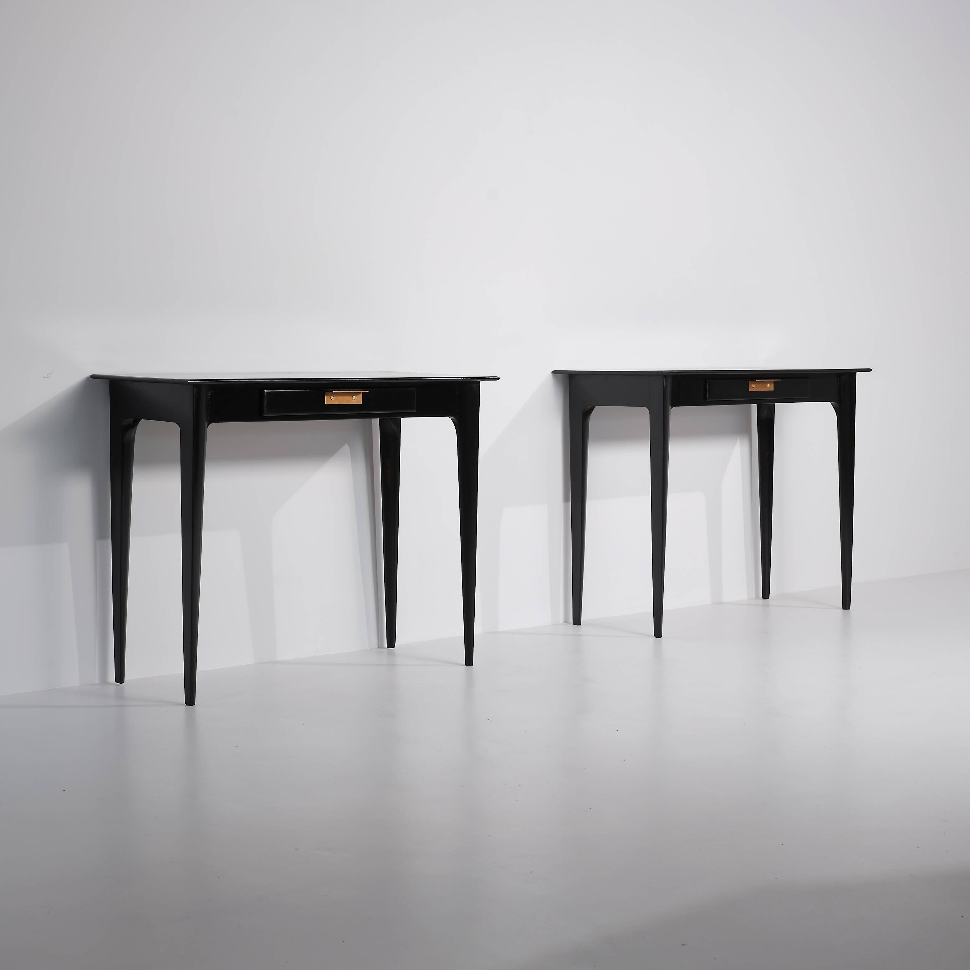Paire de tables de chevet italiennes des années 1950 en laque gomme-laque noire avec poignées en laiton