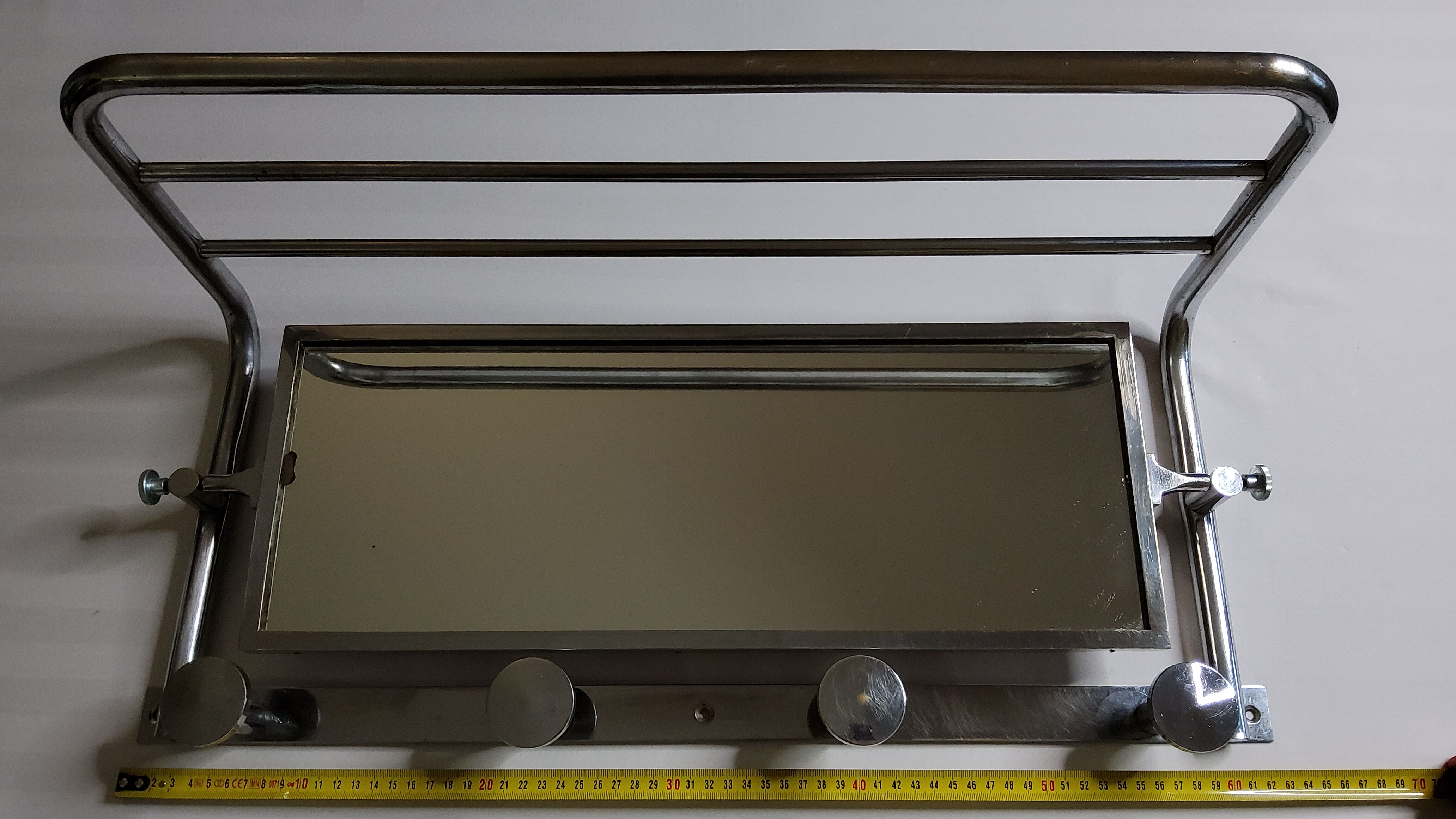 Portemanteau mural en métal chromé, miroir orientable, 4 patères et un porte chapeau, années 50