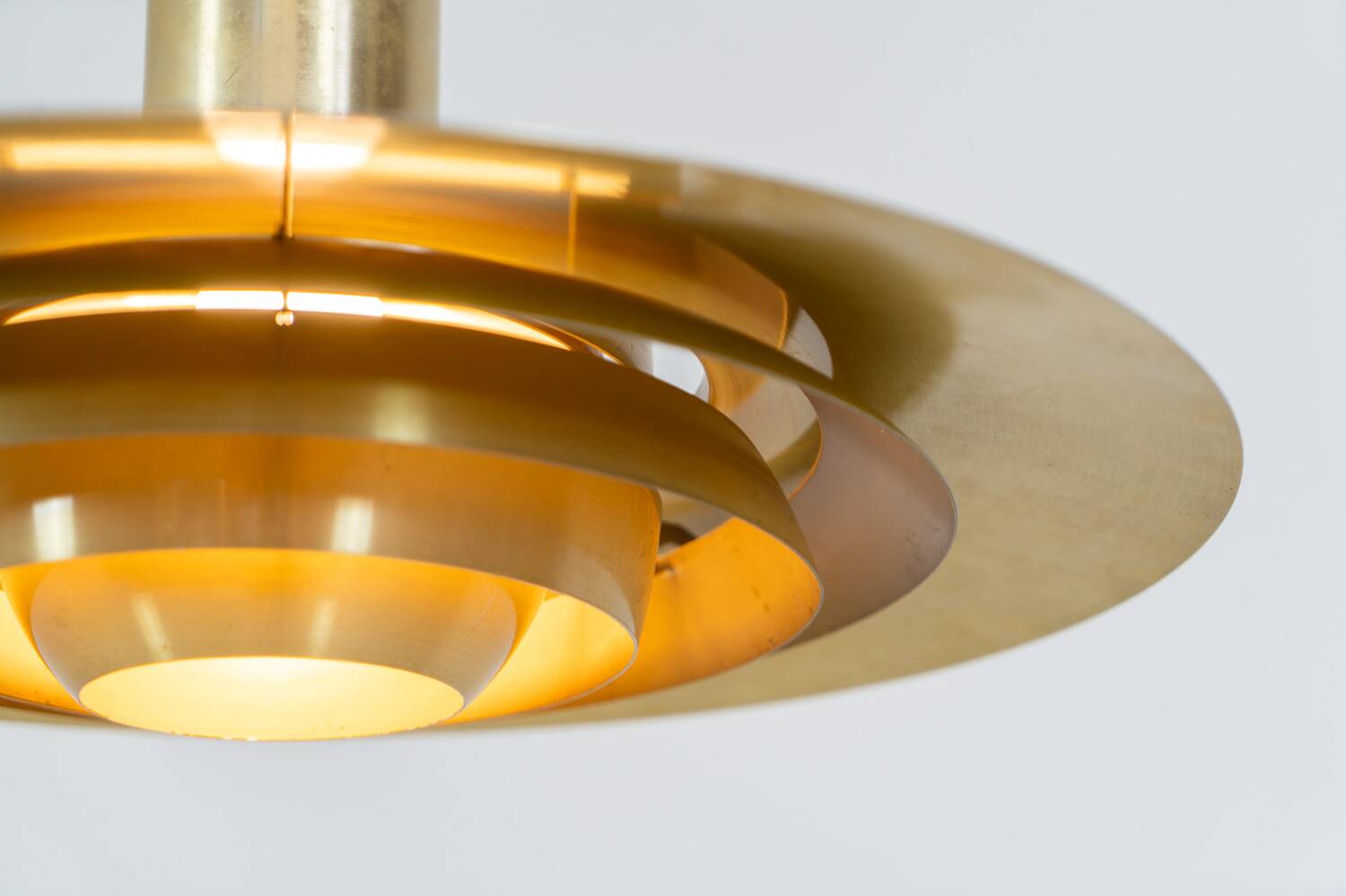 Première suspension en laiton « P376 » de Jørgen Kastholm & Preben Fabricius