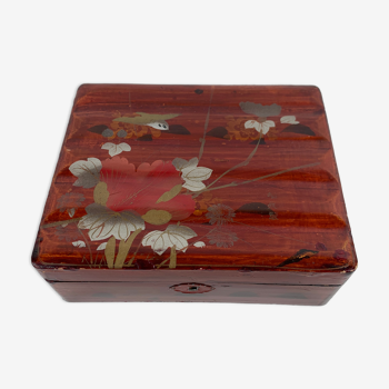 Japanese lacquered wooden box decorated with bird