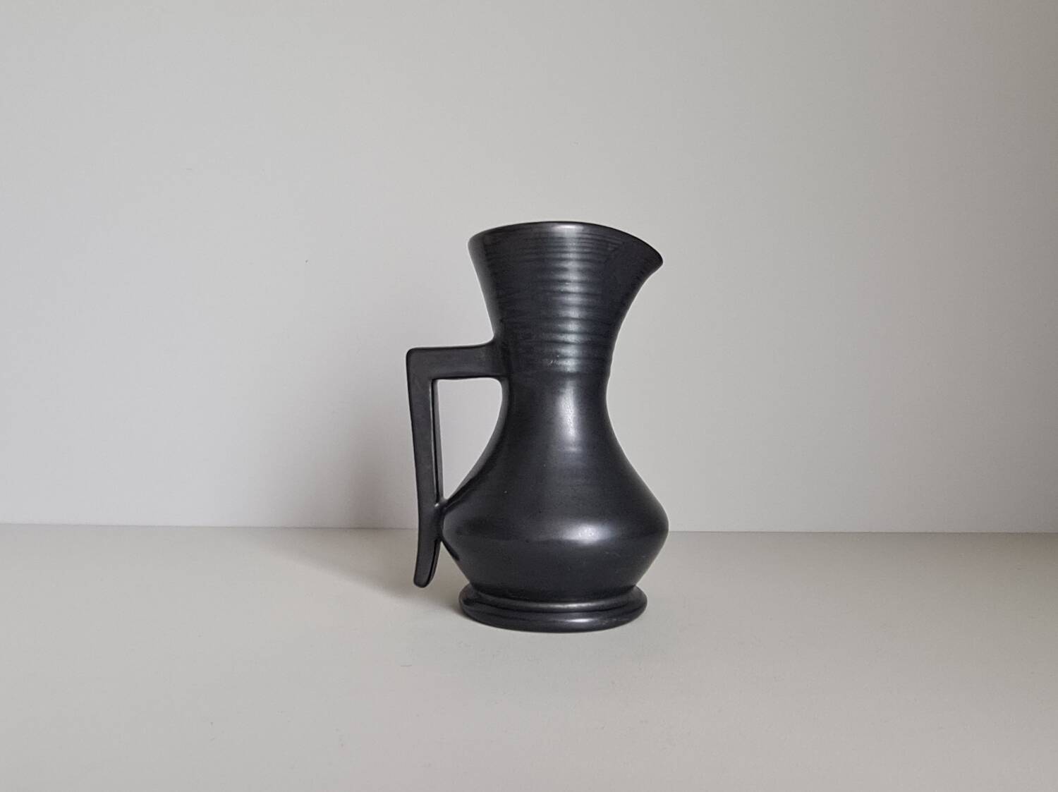 Modernist pitcher in black ceramic / handcrafted / vintage / France / 60s / mid-century / 20th century / kergonan