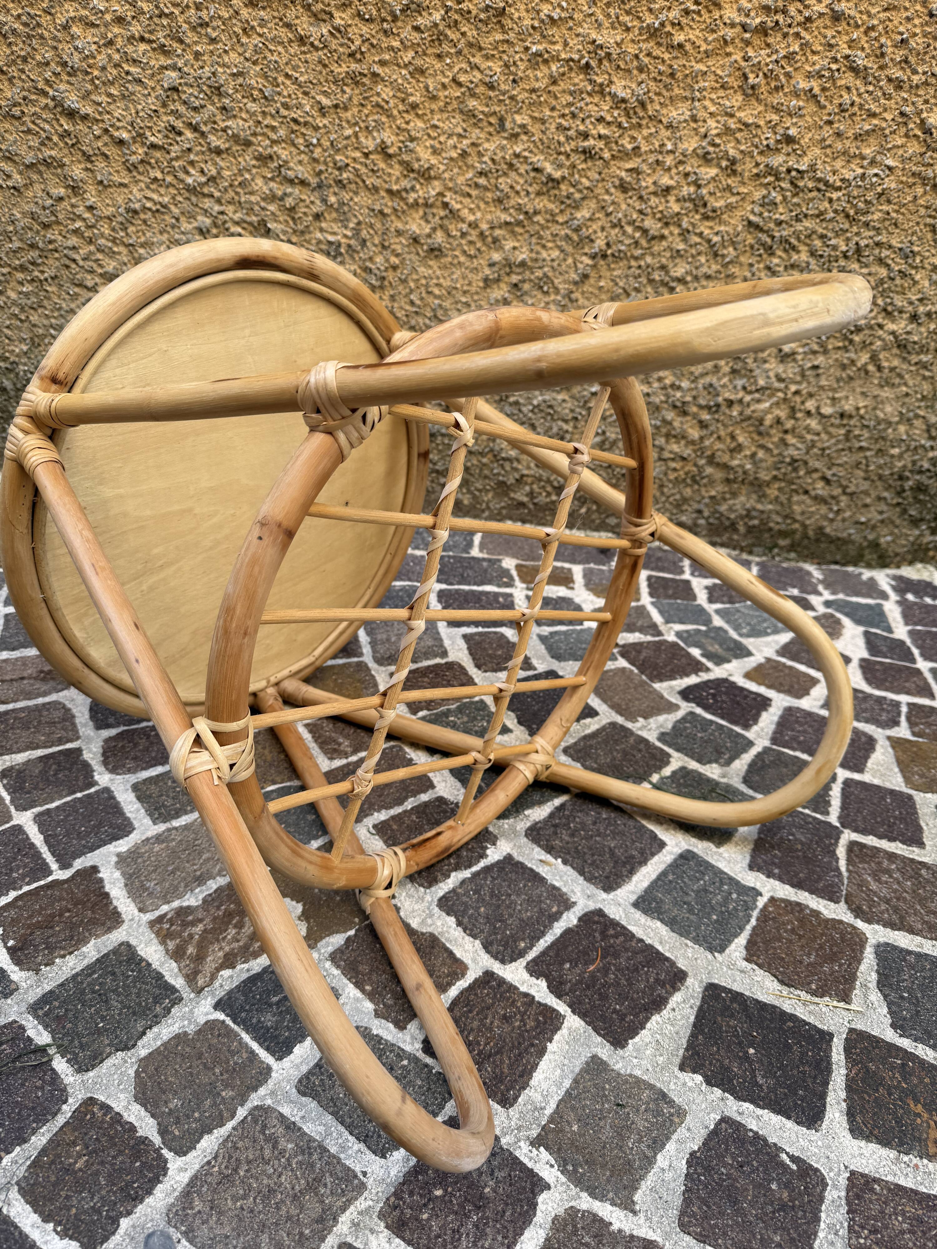 Vintage round rattan side table in very good condition.