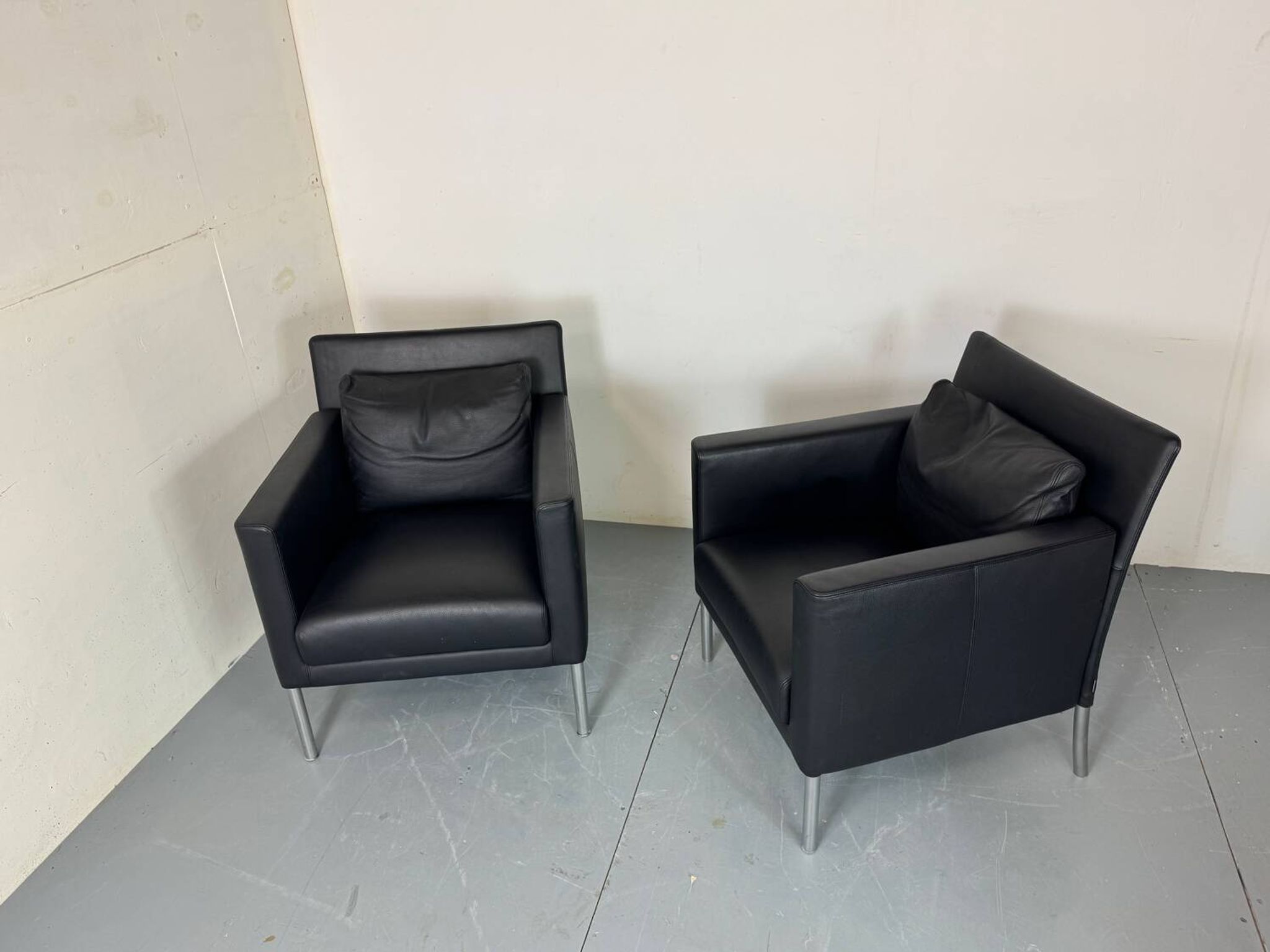 2 fauteuils de salon modernistes allemands en cuir noir et acier de Walter Knoll