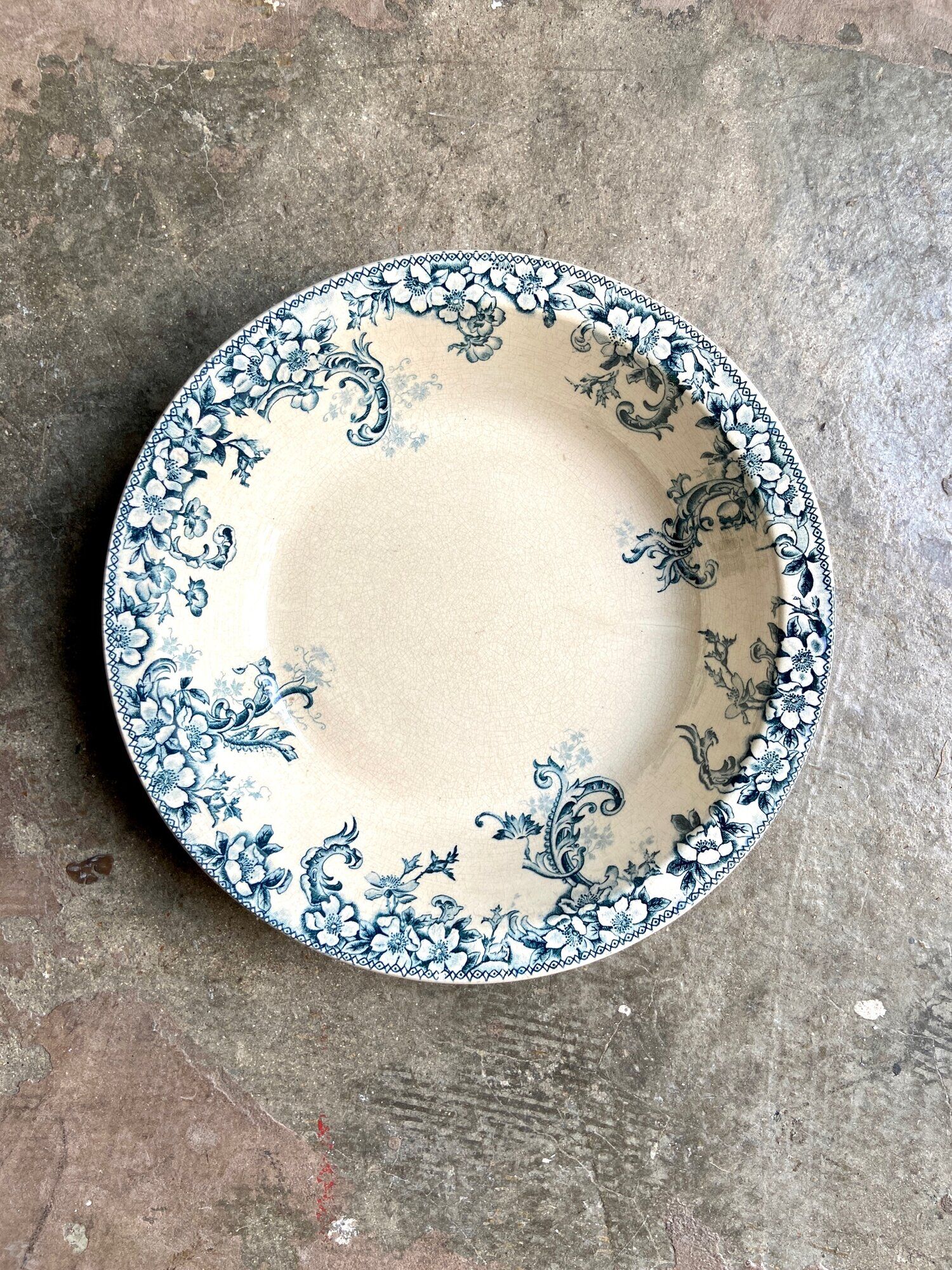 Round and hollow dish Boulenger & Cie in white and blue enamelled iron earth, "Wild rose" service