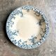 Plat rond et creux Boulenger & Cie en terre de fer émaillée blanche et bleue, service "Wild rose"