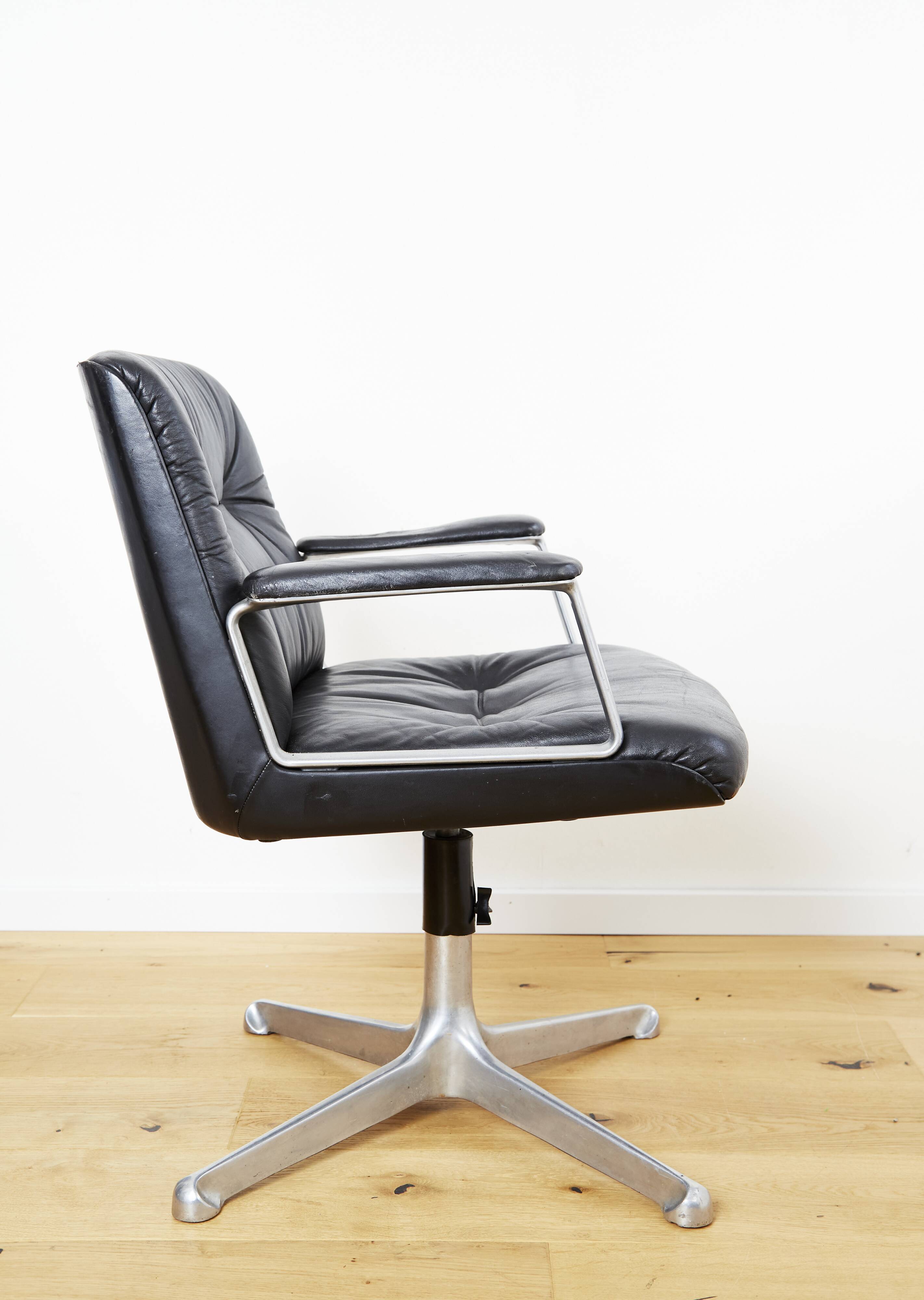 Oswaldo Borsani swivel Chair P125 for Tecno Milano