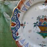Old Gien earthenware scalloped plate with blue/yellow flower basket motifs