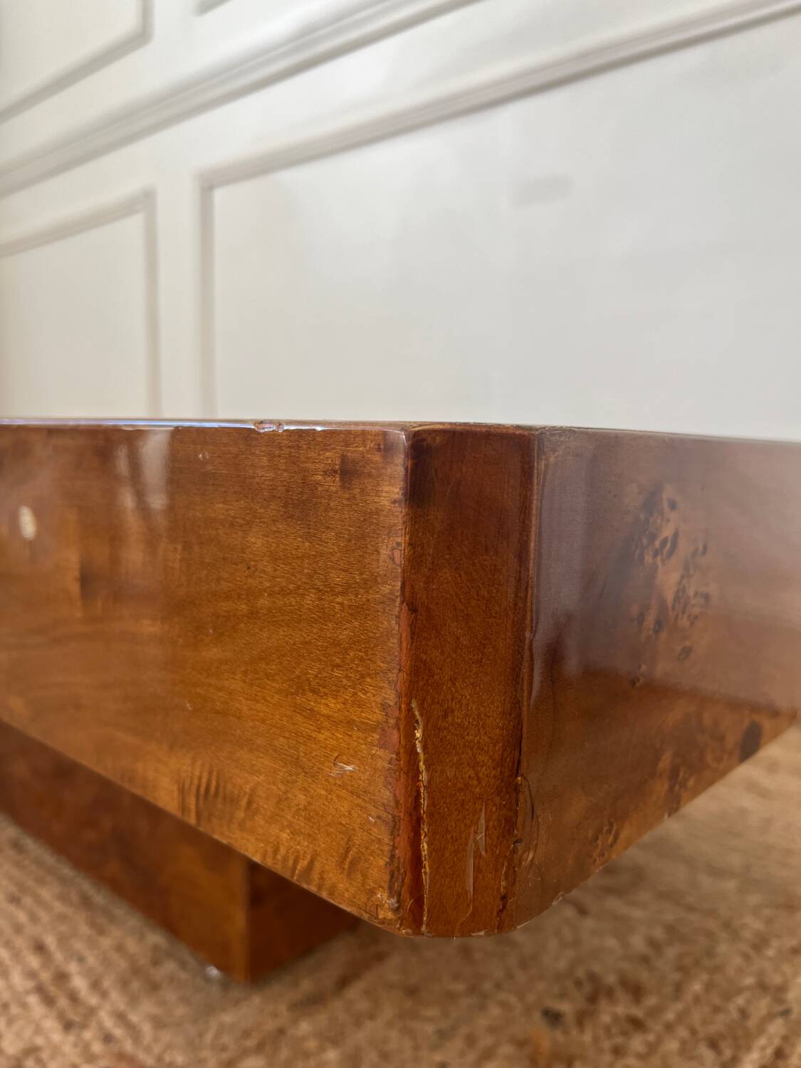 Table basse vintage en loupe d’orme