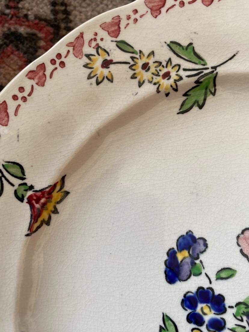 7 hand-painted flowered dinner plates.