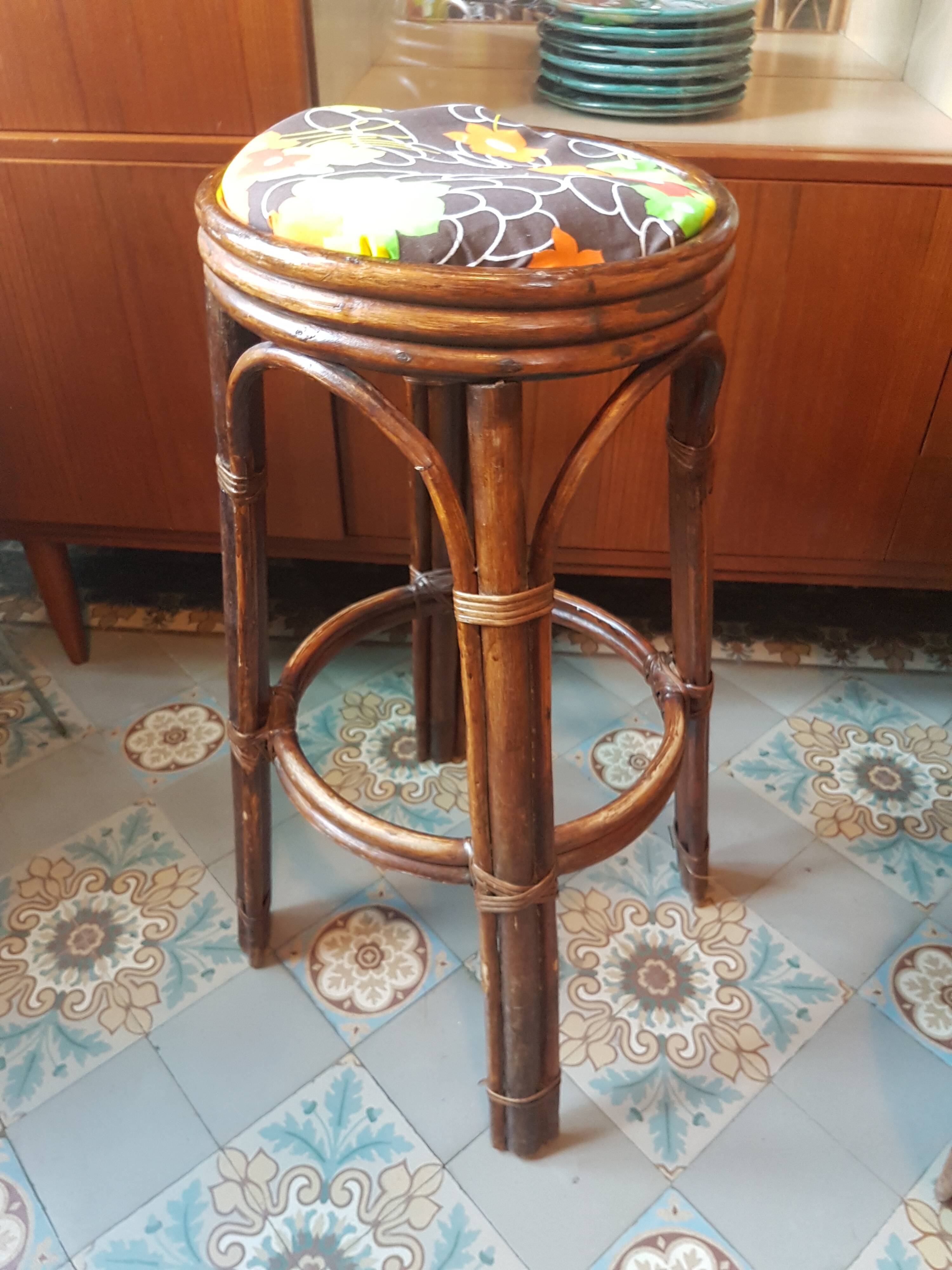 Bar rotin cannelé  et ses 2 tabourets