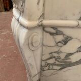Cheminée de style Louis XVI en marbre blanc veiné de carrare XIXème siècle