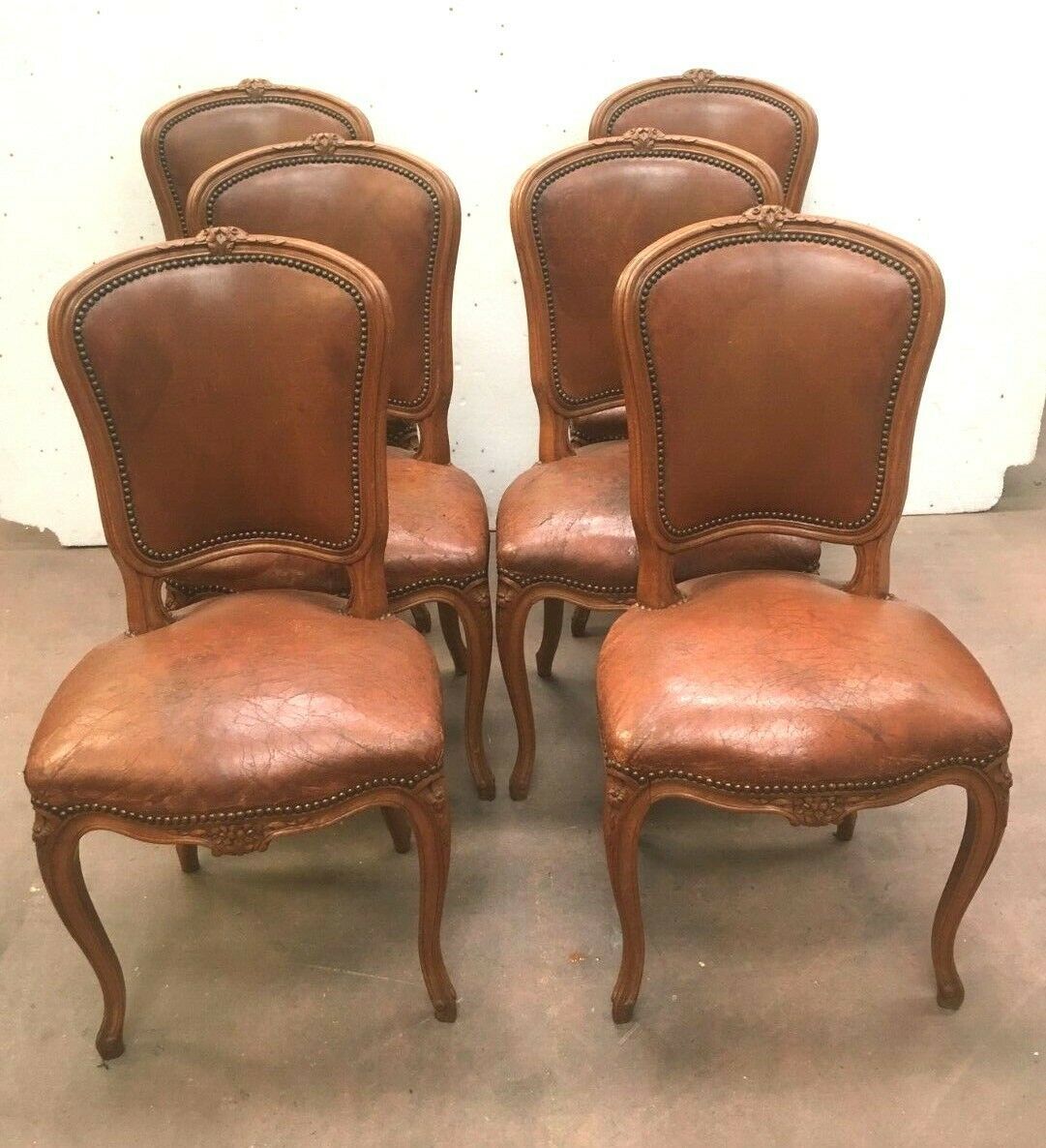 Suite de six chaises en noyer avec assises cuir, style Louis XV