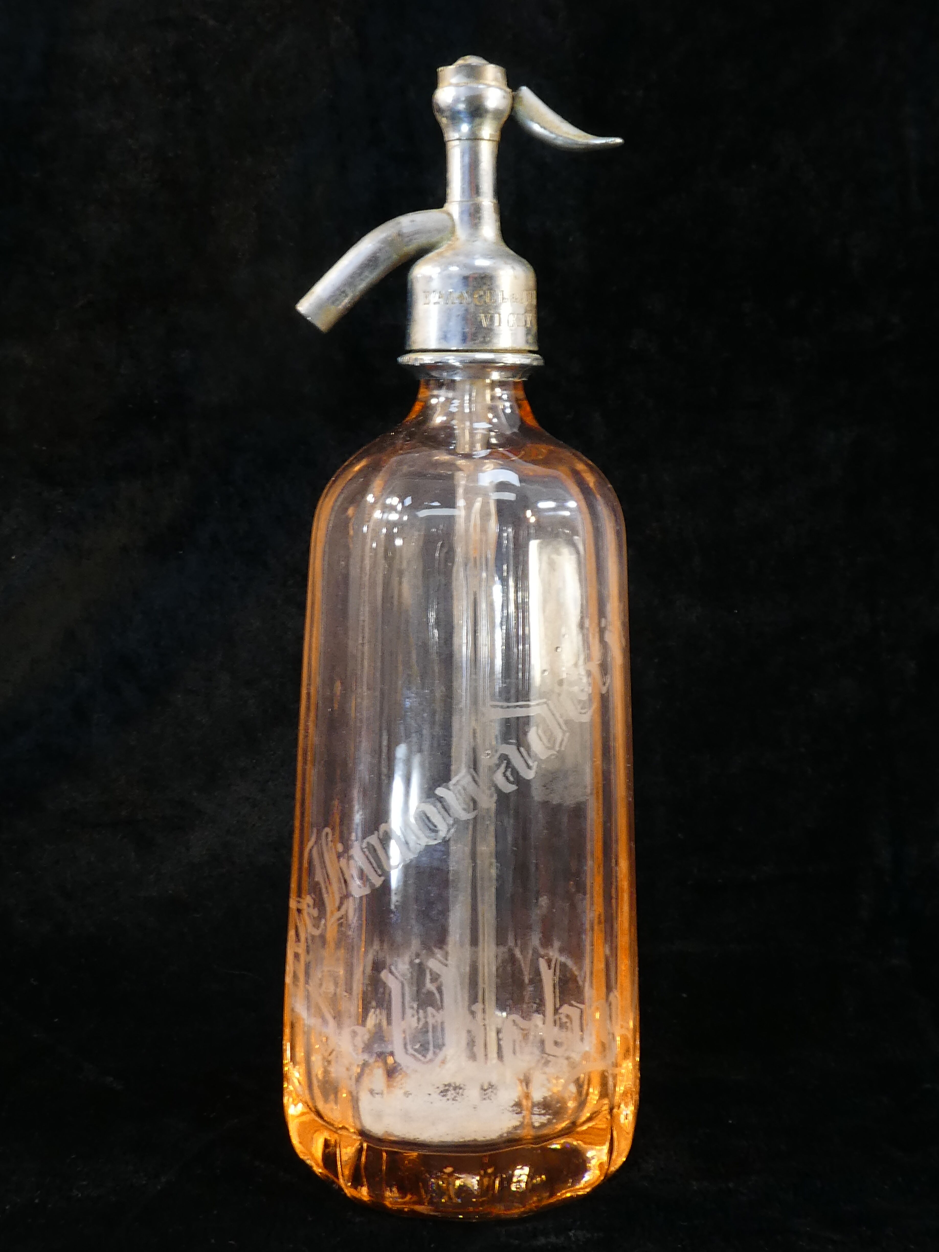 Ancien siphon de bistrot eau de seltz rose saumon grande limonade de vichy