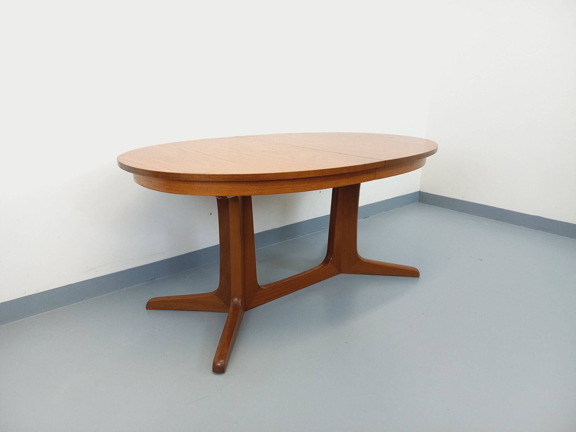 Vintage oval dining table Baumann from the 60s and 70s in teak with extension.