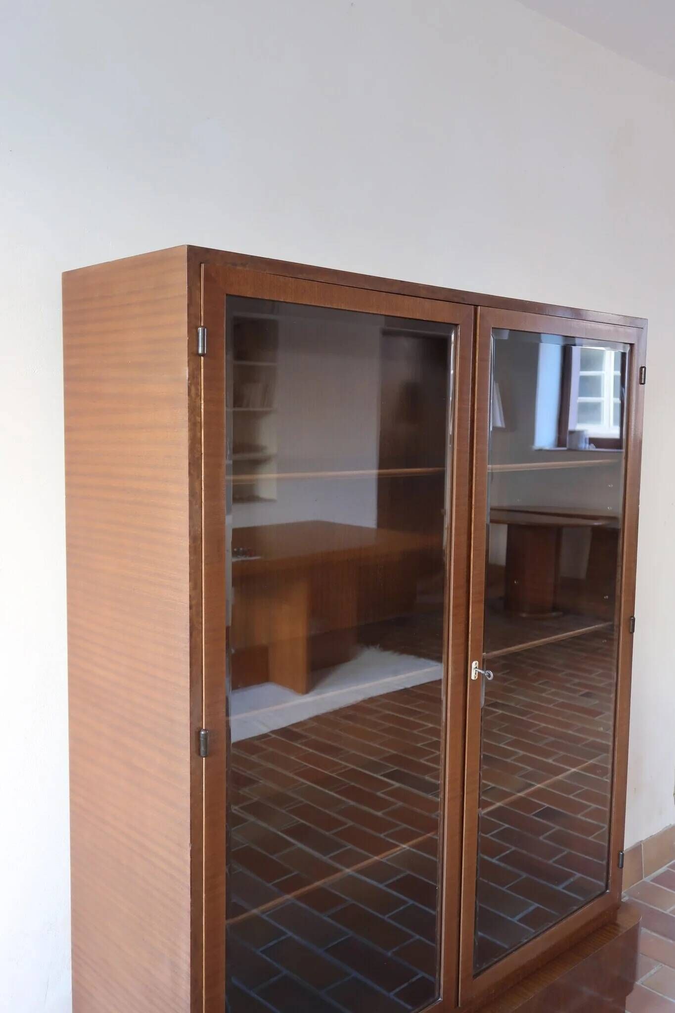 Bibliothèque vitrée en noyer, esprit Art déco, années 60