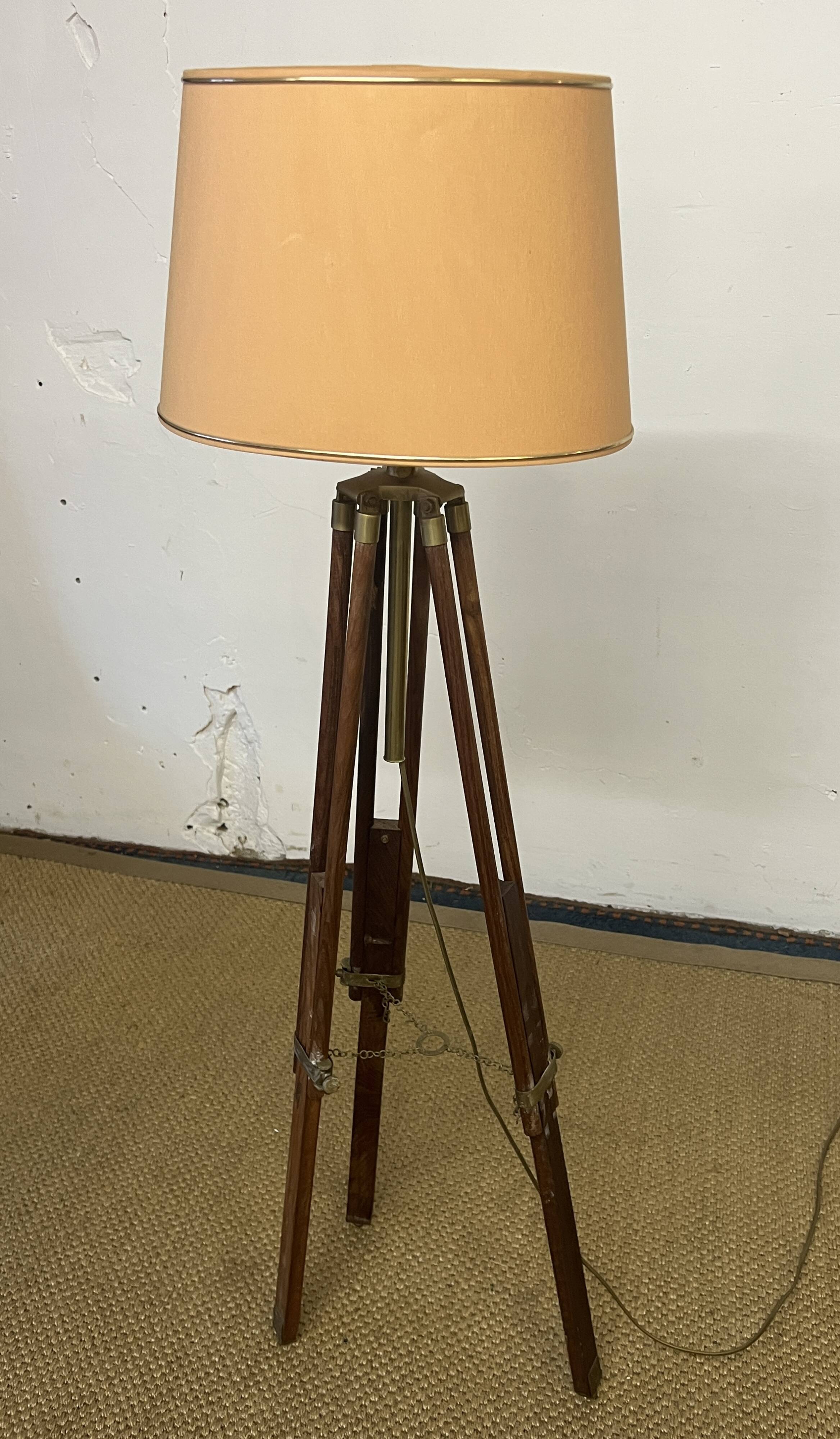 Tripod floor lamp in wood and adjustable brass