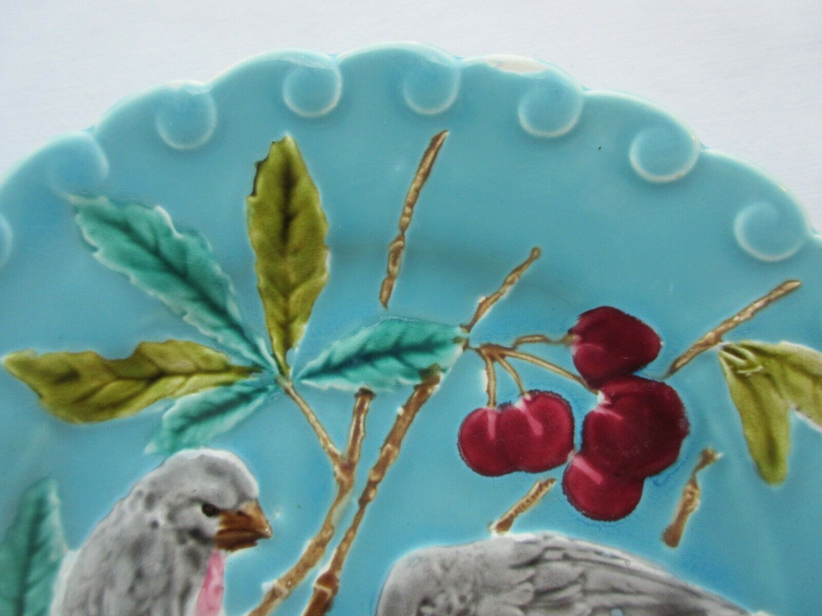 Assiette barbotine de Sarreguemines oiseaux picorant des cerises