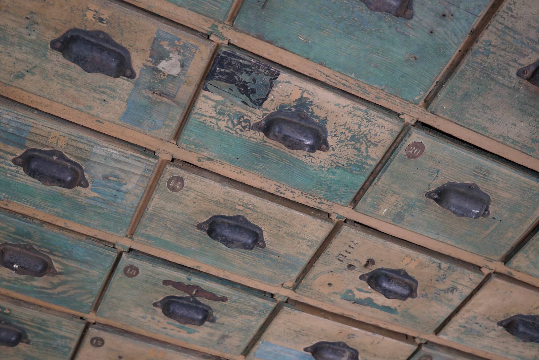 Meuble de quincaillerie industriel en pin peint, France années 1950