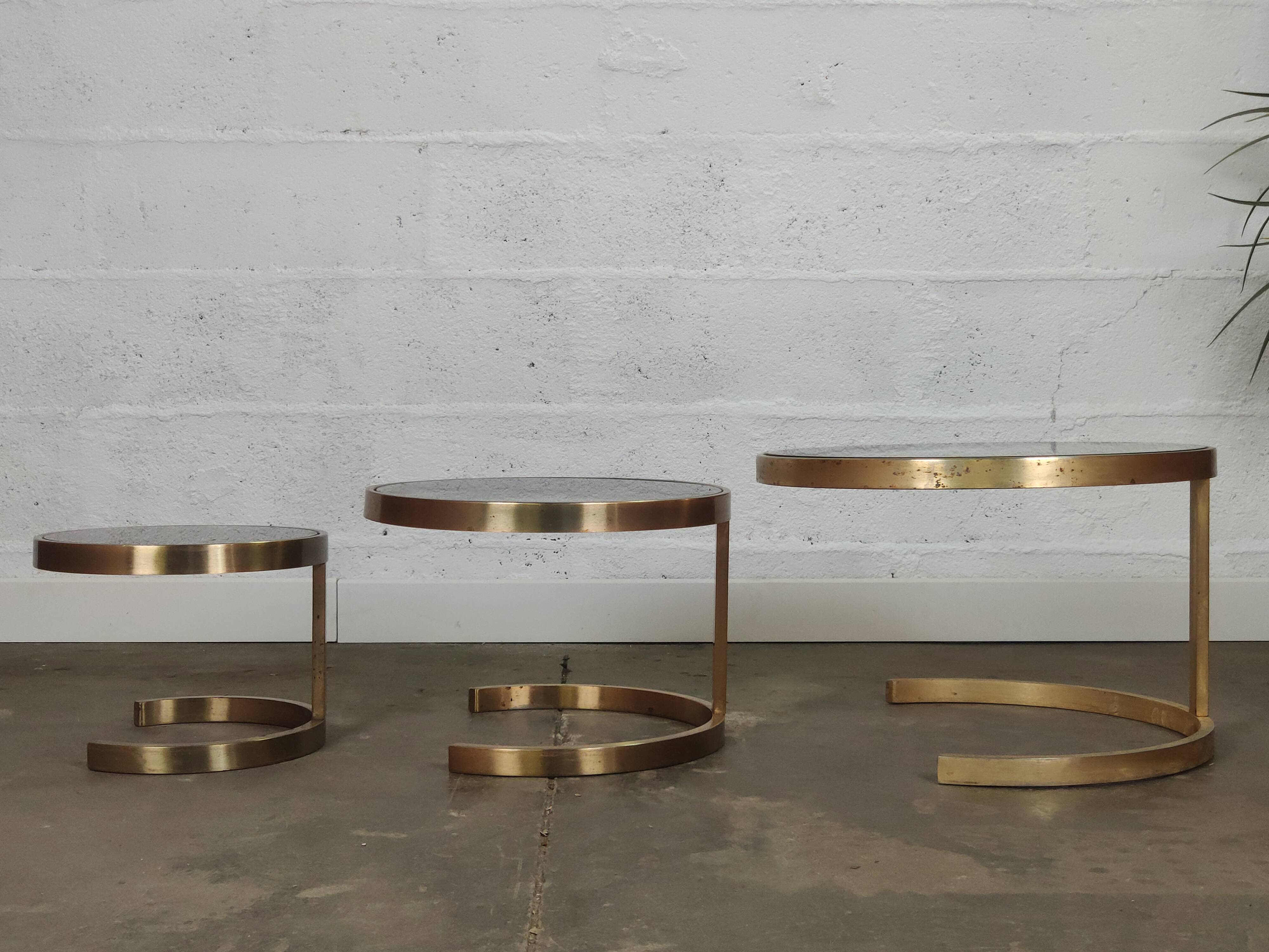 Superb trundle table round golden and smoked glass