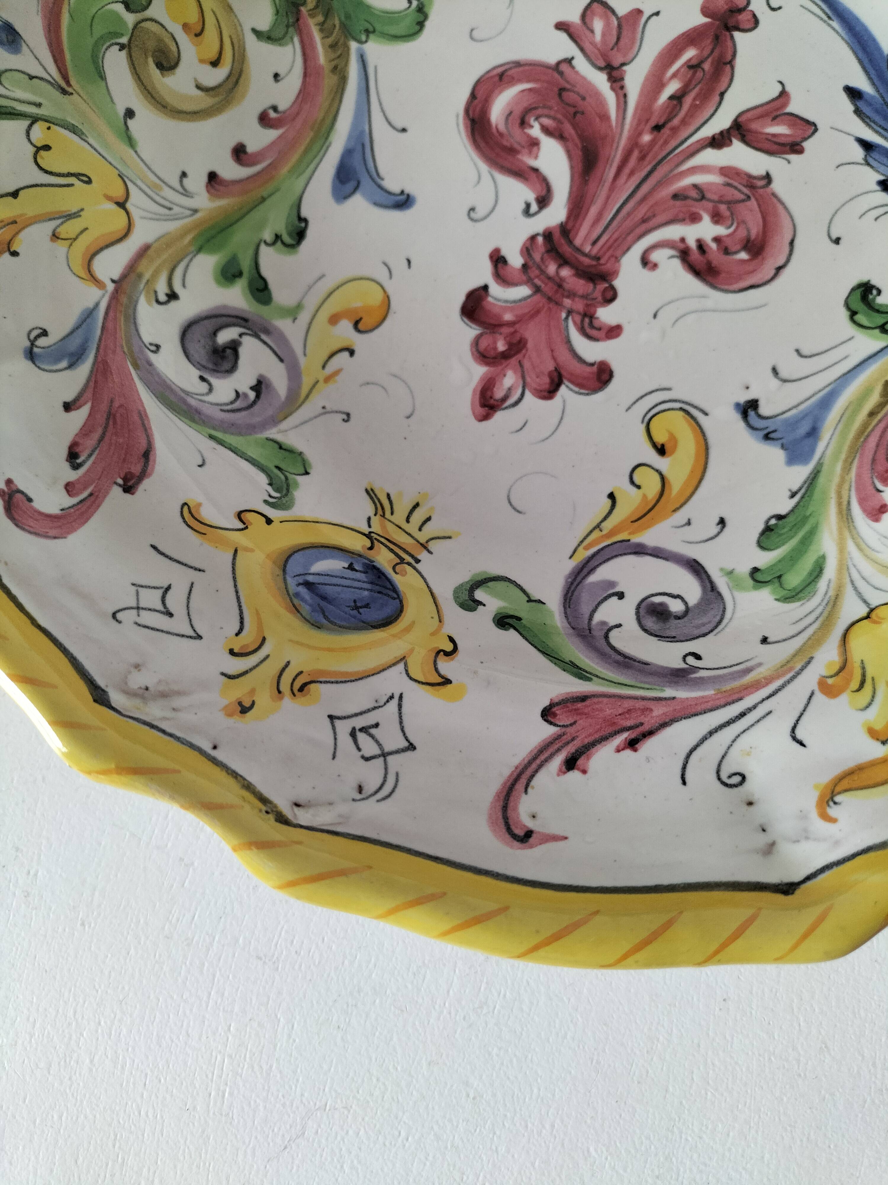 Assiette murale en majolique italienne – décor Renaissance peint à la main