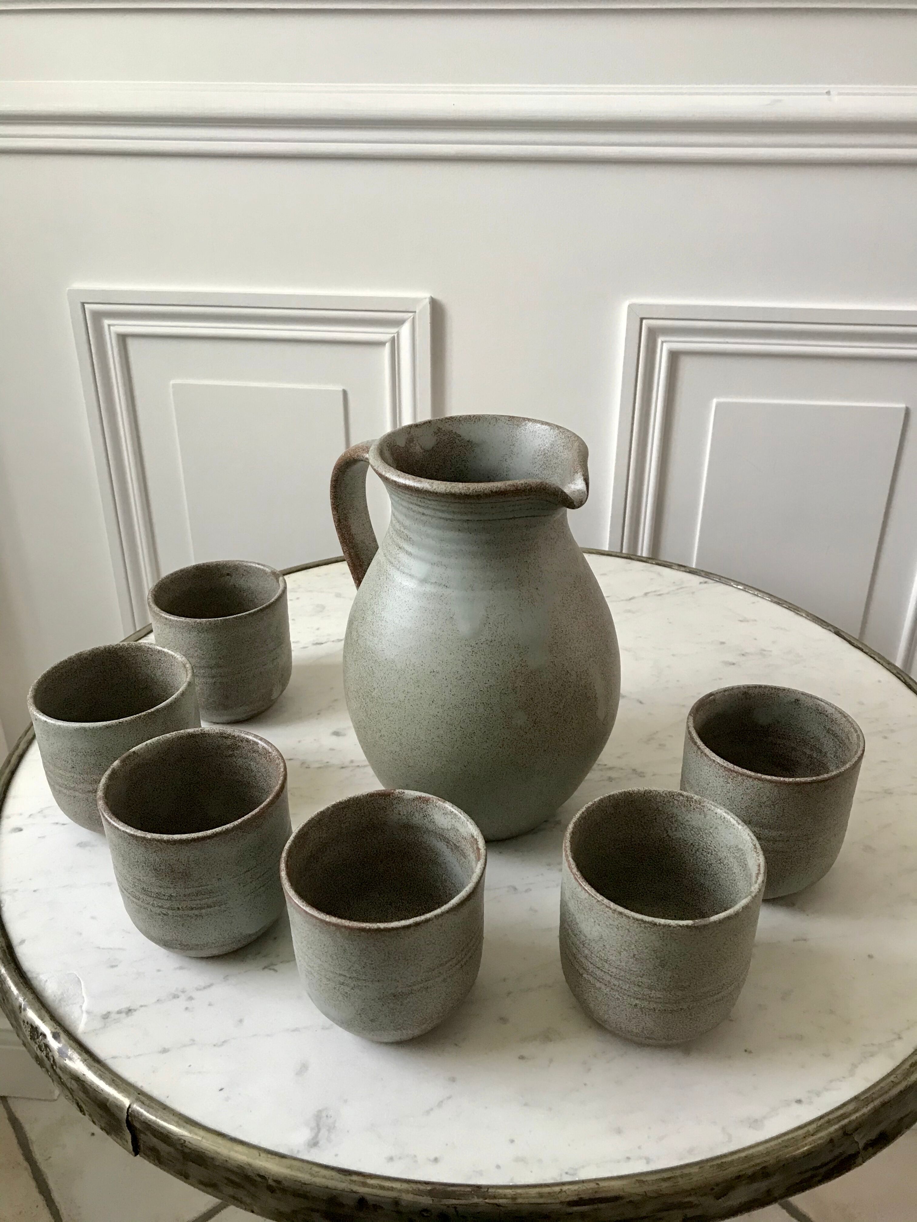 Service pitcher and its 6 matching cups of vintage sandstone