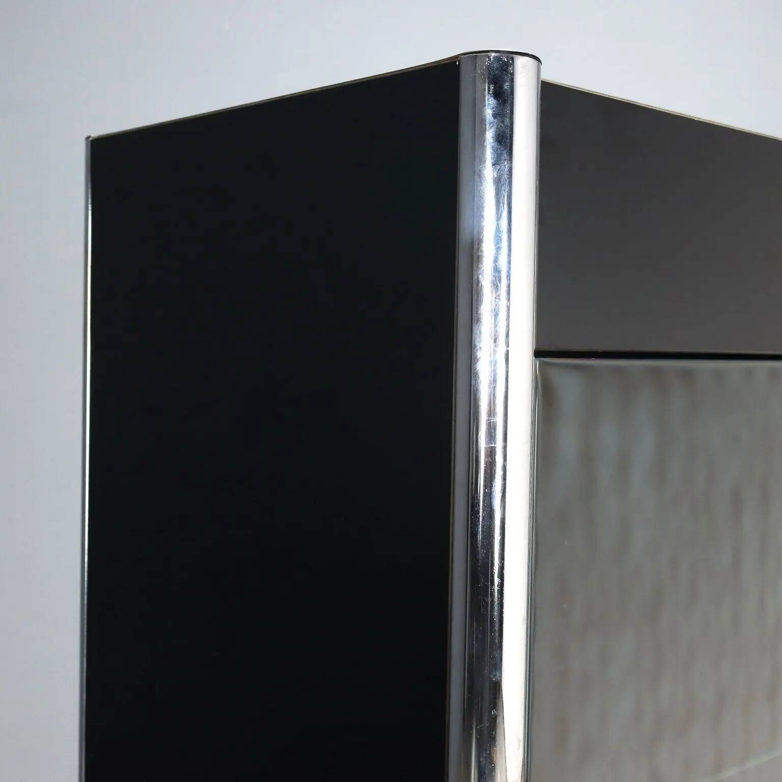Vitrine vintage en métal chromé et verre fumé, design années 1970