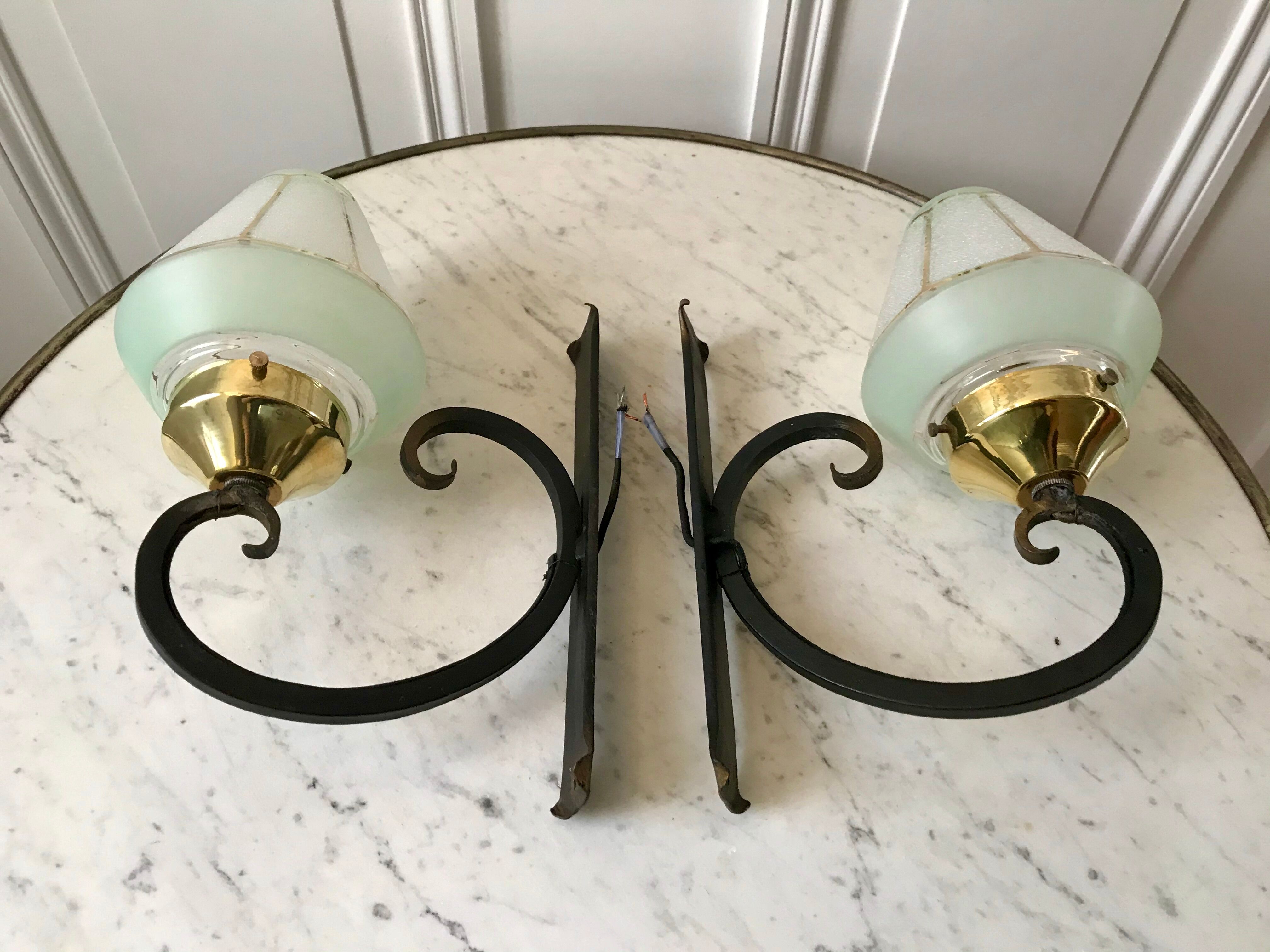 Paire d'appliques en verre granité vert et en fer forgé noir années 50-60