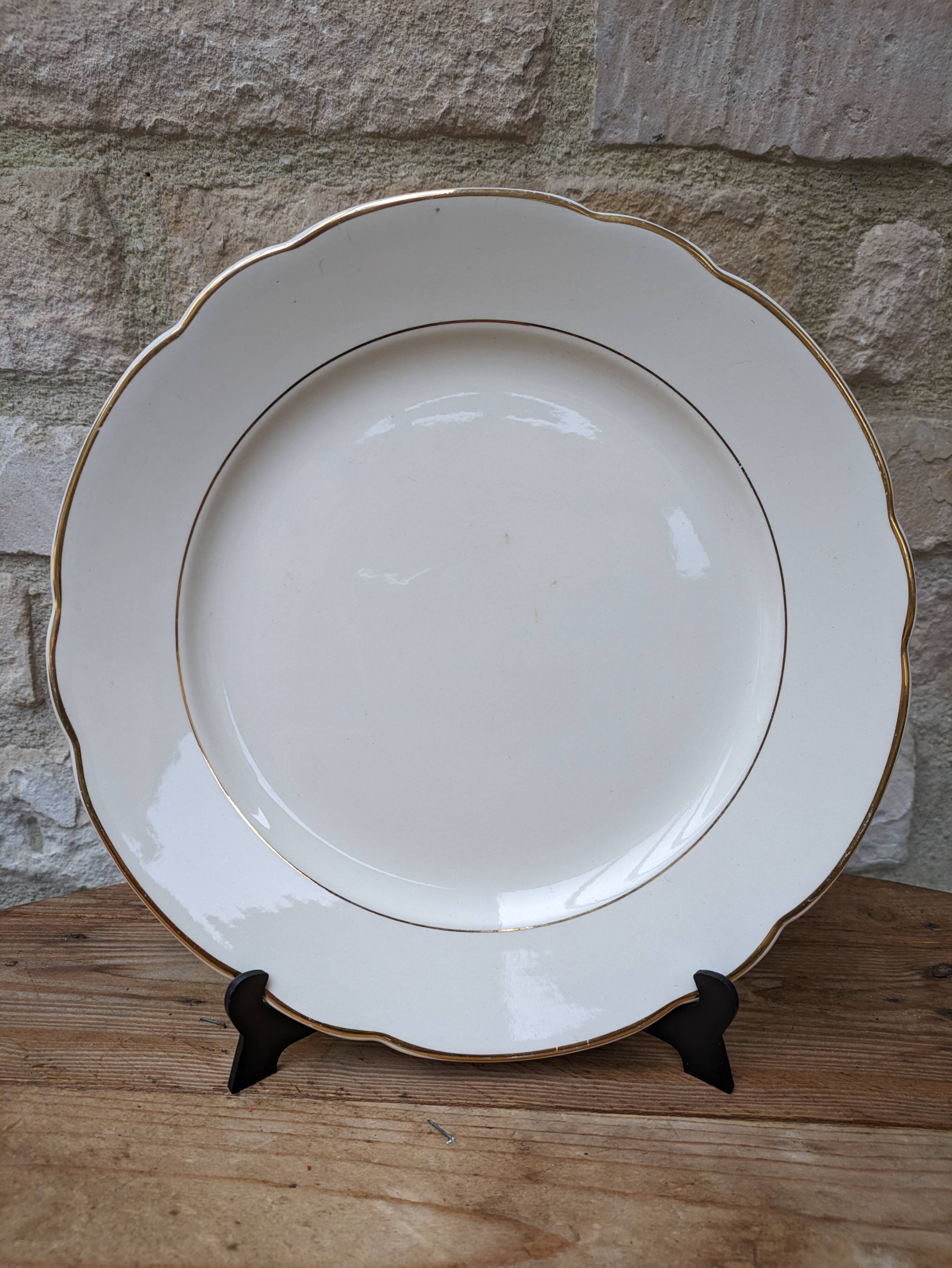 Villeroy & Boch large round plate in beige with gold trim