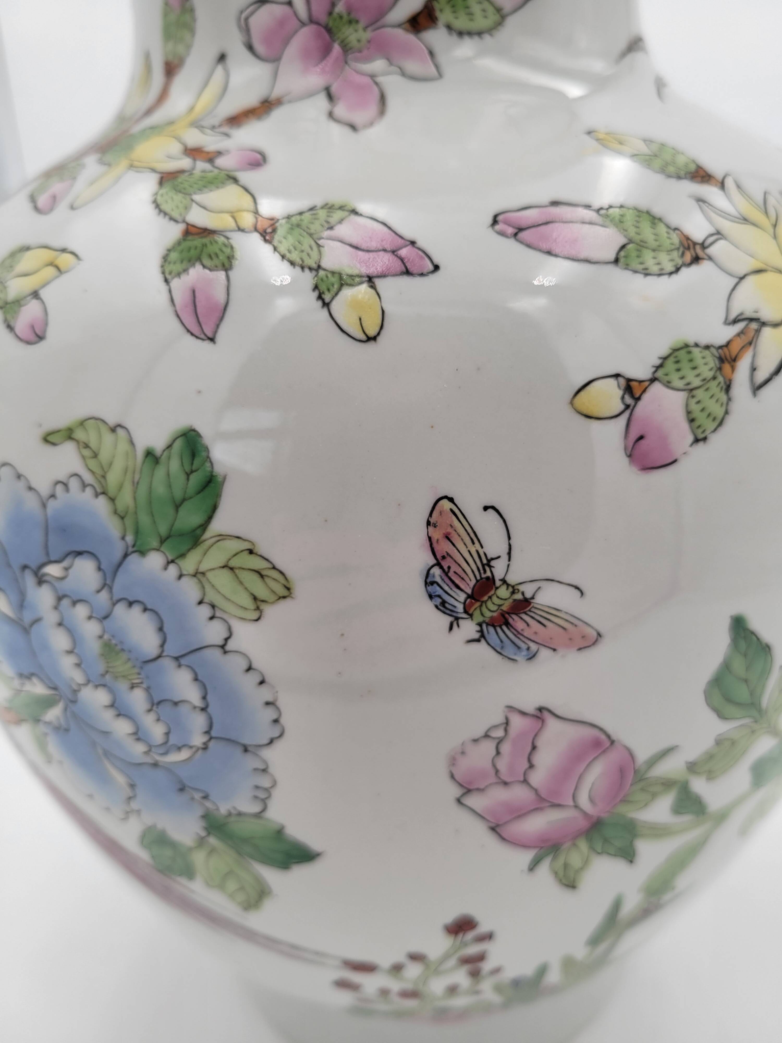Vase en porcelaine chinoise décoré de fleurs et d'oiseaux