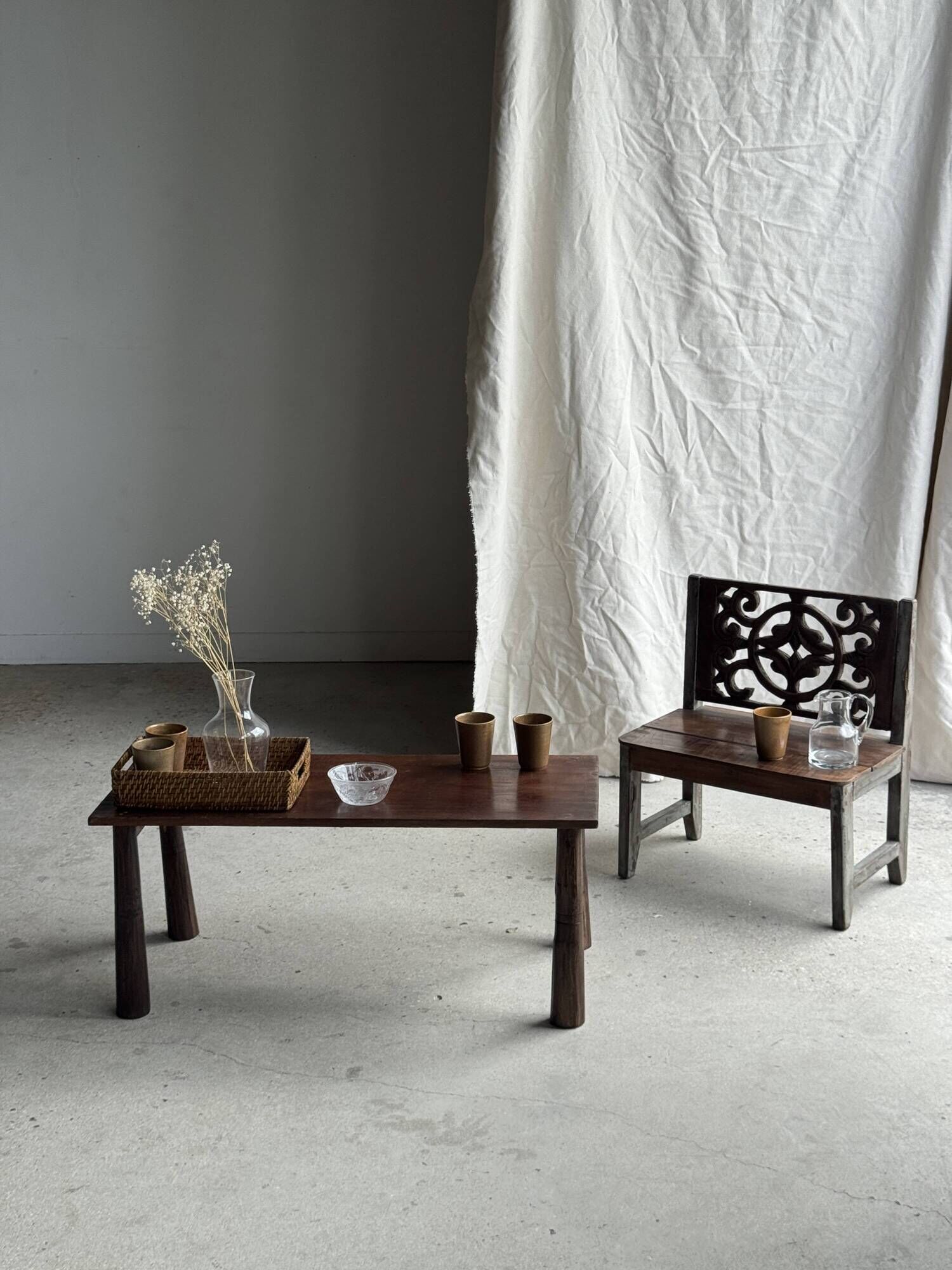 Mini banc à dossier sculpté à motif de rosace et volutes H59 L51