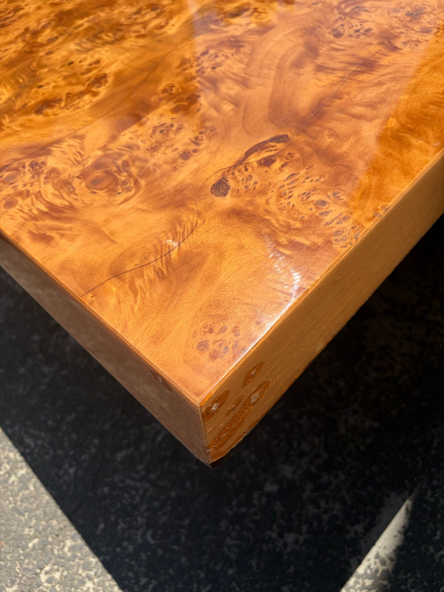 Coffee table in elm burl with 2 mirrored drawers from the 1970s.