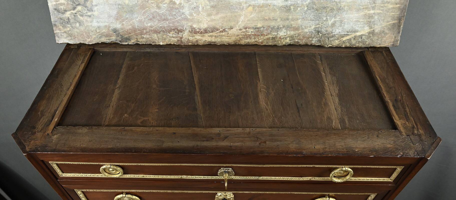 Mahogany veneer chest of drawers, Louis XVI period – Late 18th century