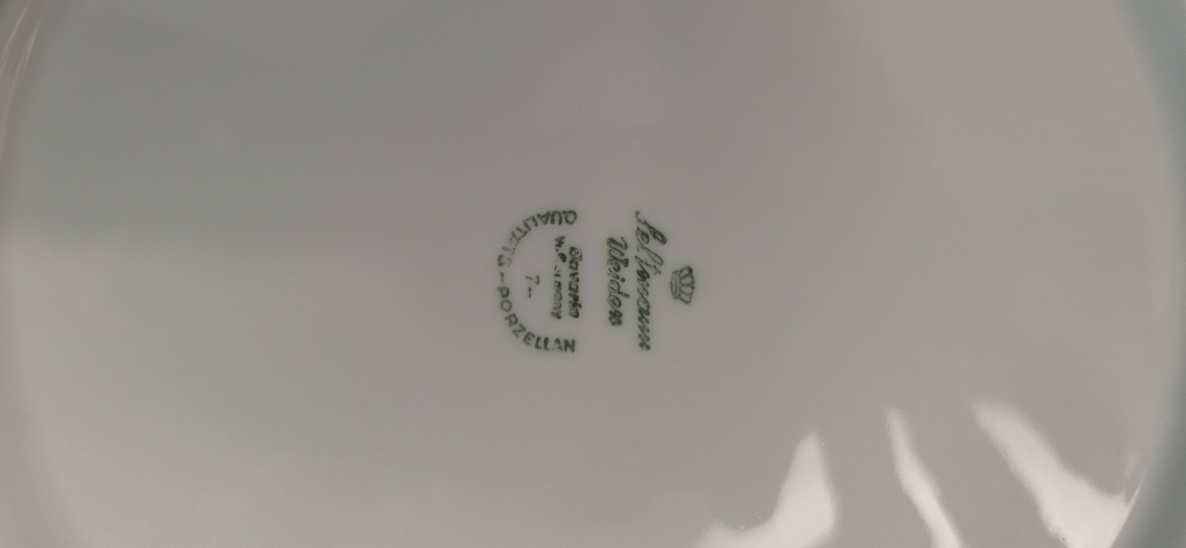 Porcelain flat plates with floral decoration