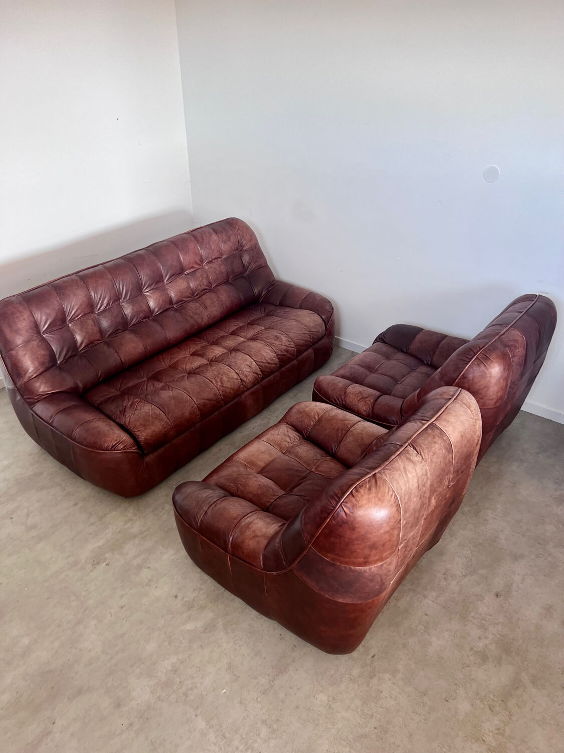 Ensemble canapé et 2 fauteuils vintage en cuir camel patchwork design années 70