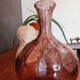 Carafe violette de forme libre année 60 en verre soufflé bullé