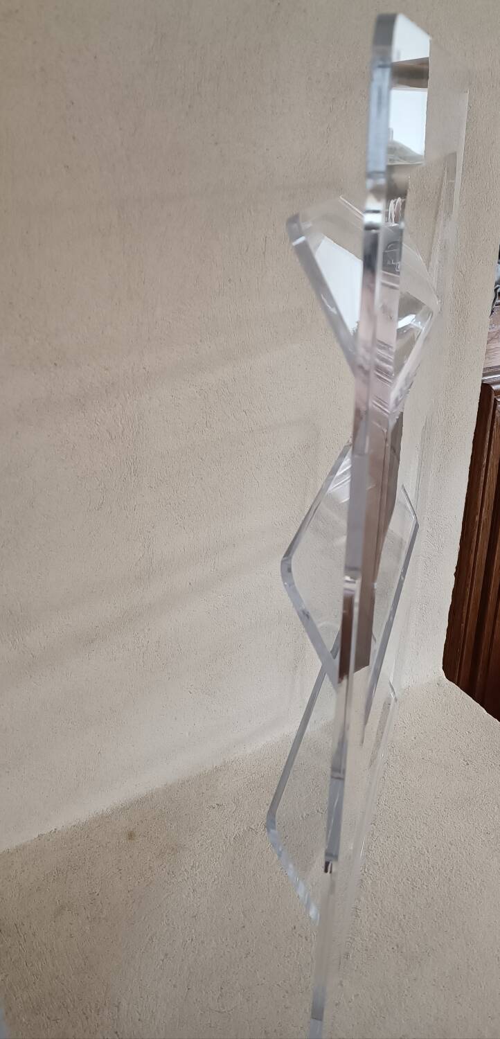 Wall-mounted plexiglass magazine rack