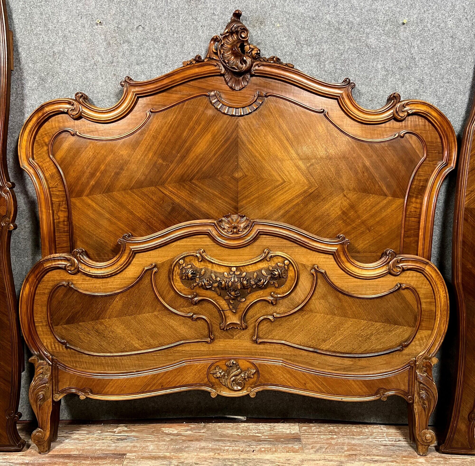 Center bed Louis XV rocaille of curved shape in walnut