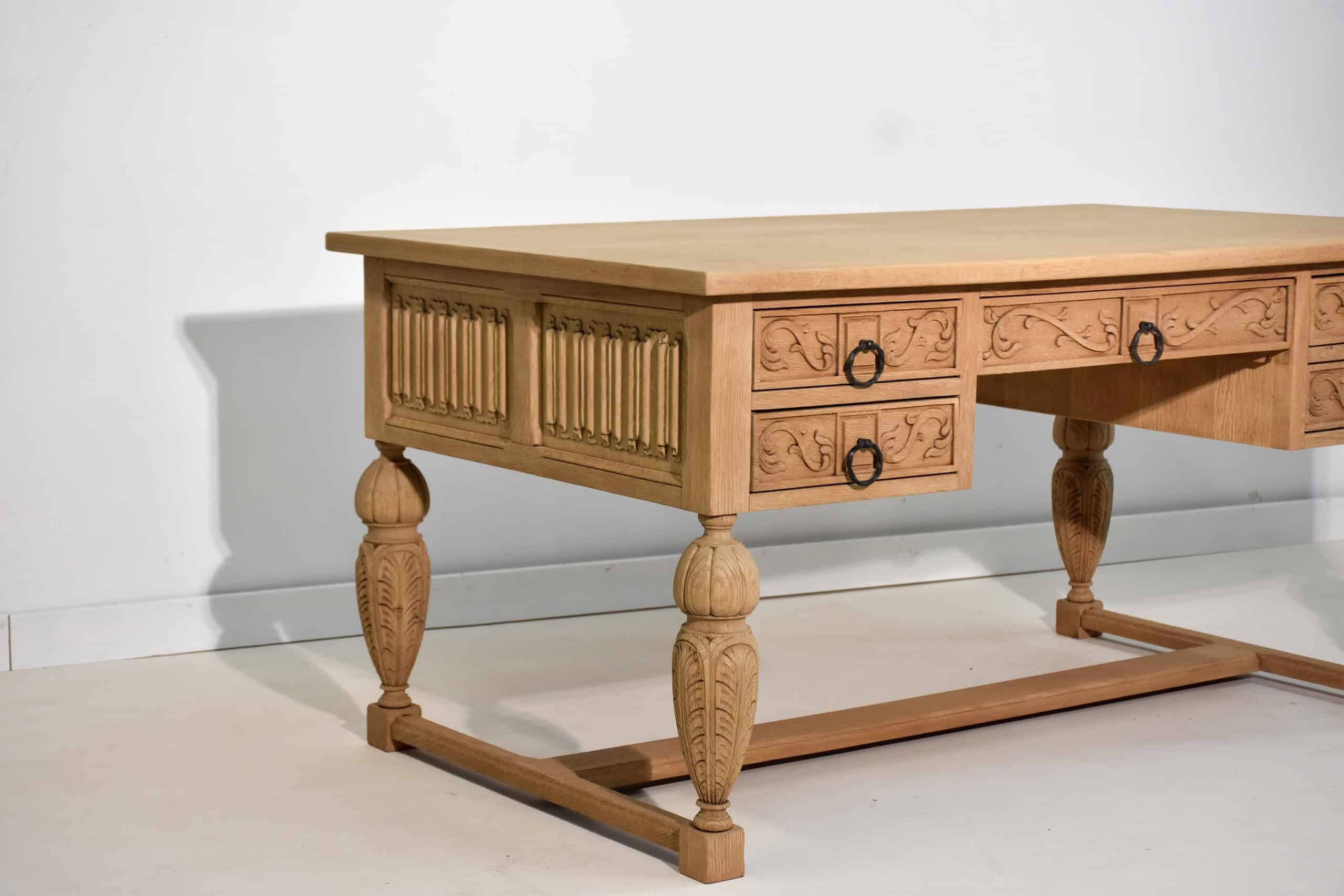 Bureau sculpté en chêne clair, style Renaissance
