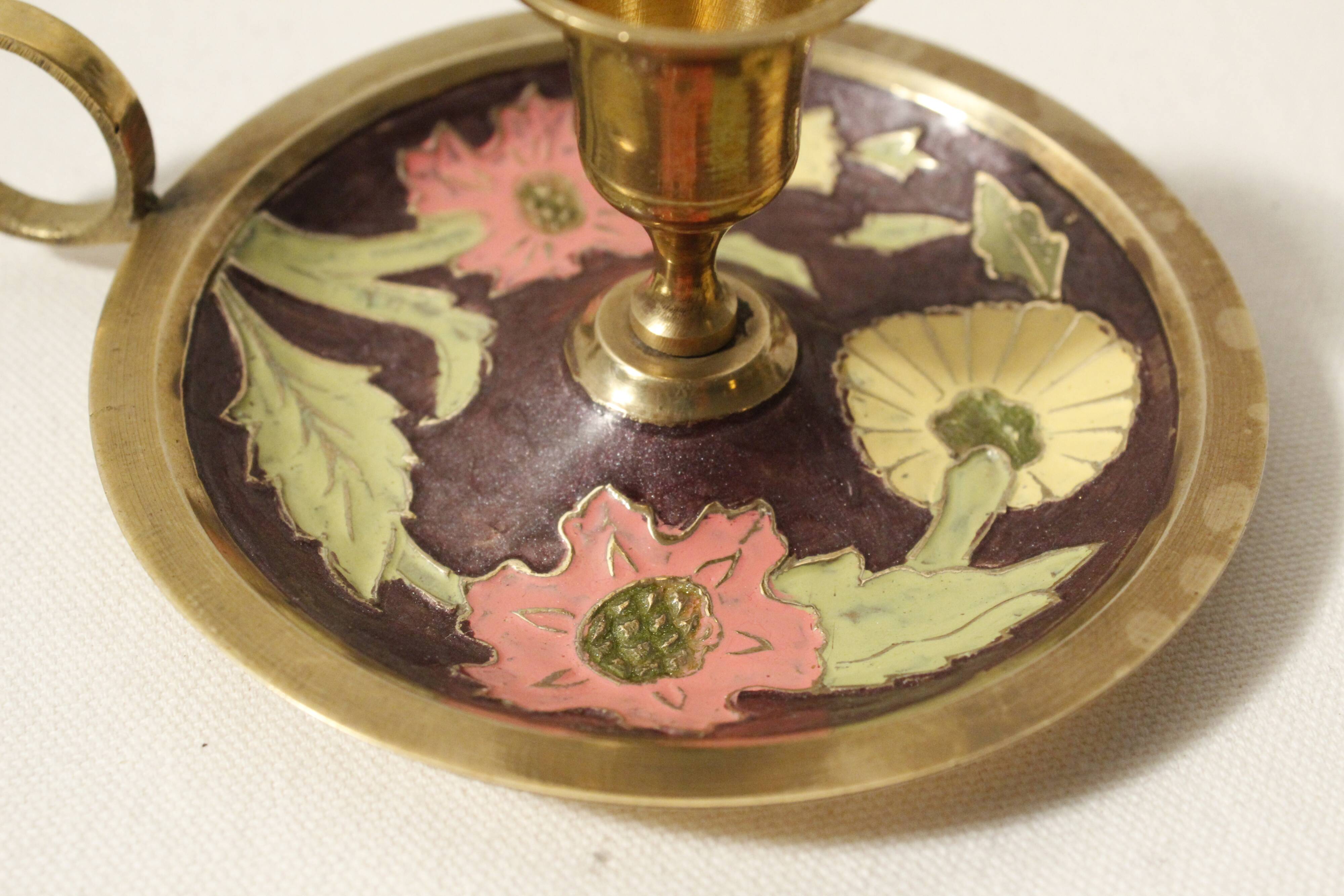 Set of 2 round golden metal candle holders and floral patterns