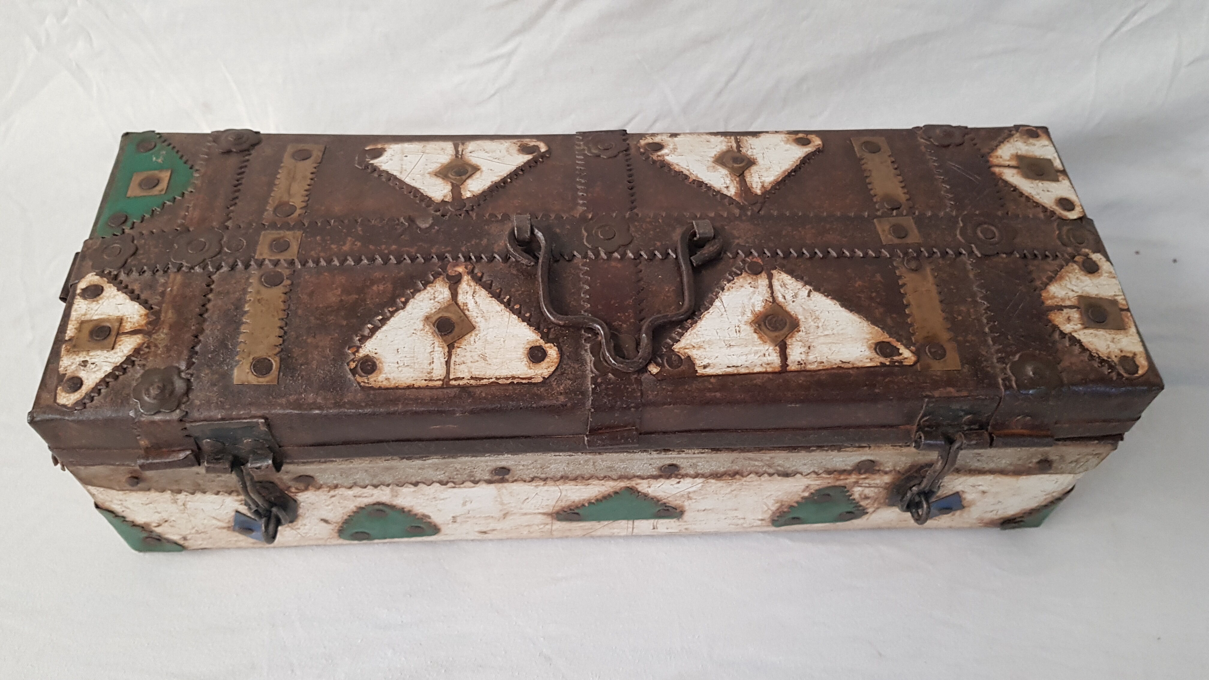 Ancienne boite tribale en métal martelé